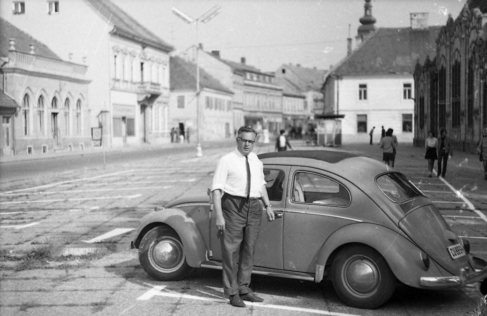 Horvátország, Csáktornya, Köztársaság tér (Trg Republike)., 1965, Karabélyos Péter, Jugoszlávia, német gyártmány, Volkswagen-márka, automobil, rendszám, Volkswagen Bogár, Fortepan #57261