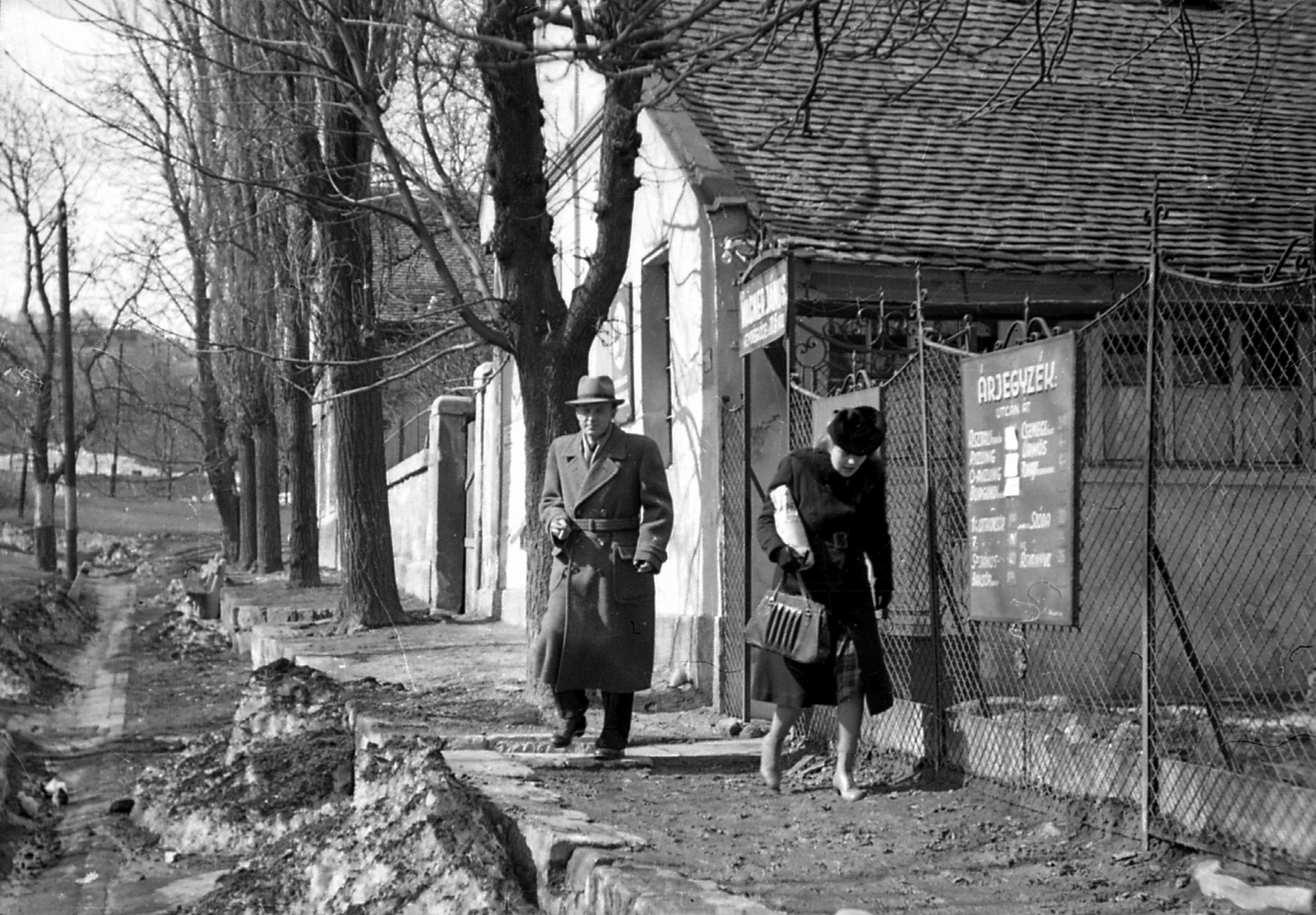 Hungary, Budapest XII., jobbra előtérben az Istenhegyi út 19., Wagner János vendéglője a 11.§-hoz., 1952, Karabélyos Péter, fence, Haidekker-brand, Budapest, Fortepan #57264