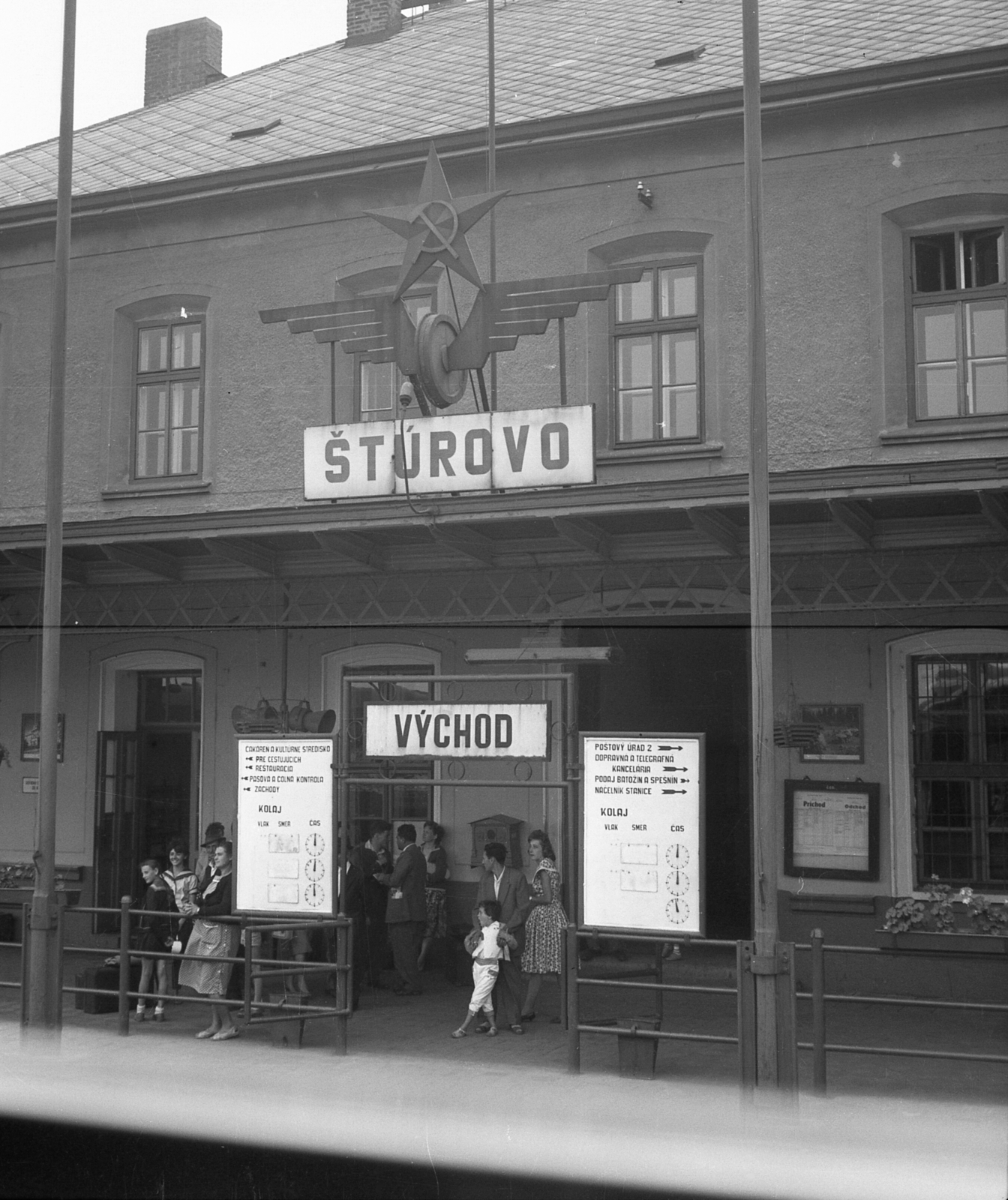 Slovakia, Štúrovo, vasútállomás., 1965, Karabélyos Péter, Czechoslovakia, letter box, Red Star, train station, place-name signs, Fortepan #57265