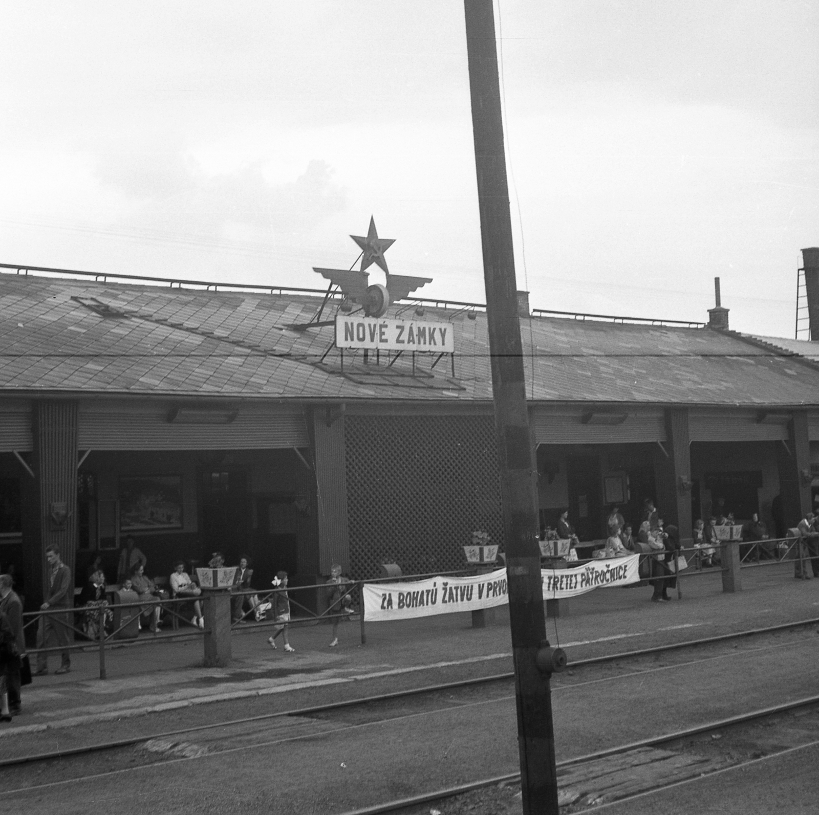 Slovakia, Nové Zámky, vasútállomás., 1965, Karabélyos Péter, Czechoslovakia, Red Star, train station, slogan, place-name signs, Fortepan #57266