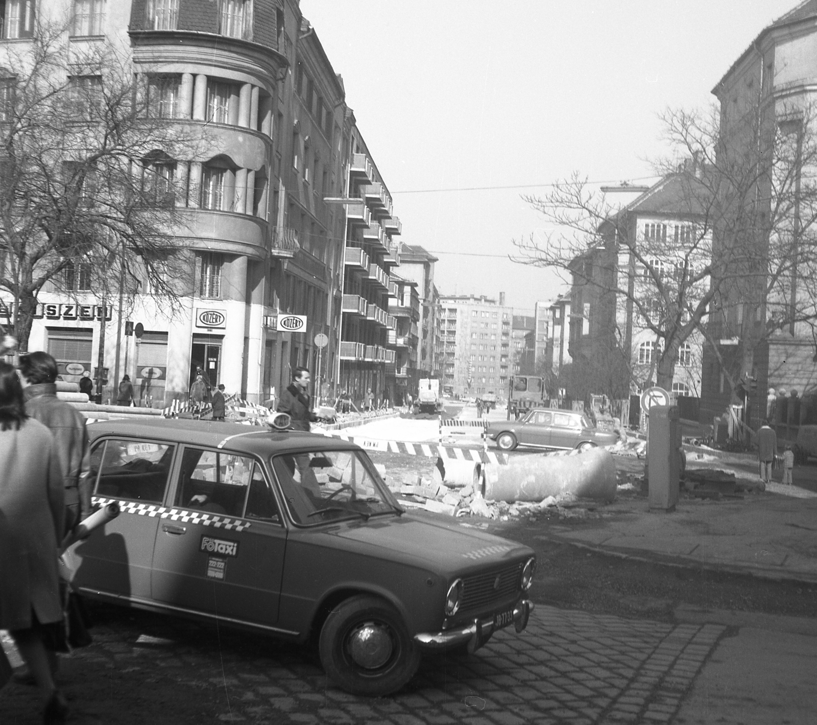 Hungary, Budapest XII., Böszörményi út az Ugocsa utca sarkától a Nagyenyed utca felé nézve., 1977, Karabélyos Péter, taxicab, road construction, Budapest, Fortepan #57268