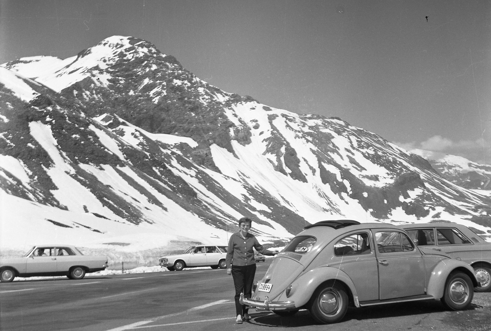 Austria, Grossglockner-Hochalpenstrasse, parkoló a Hochtor Tunnel északi oldalán., 1968, Karabélyos Péter, Volkswagen Beetle, Fortepan #57280