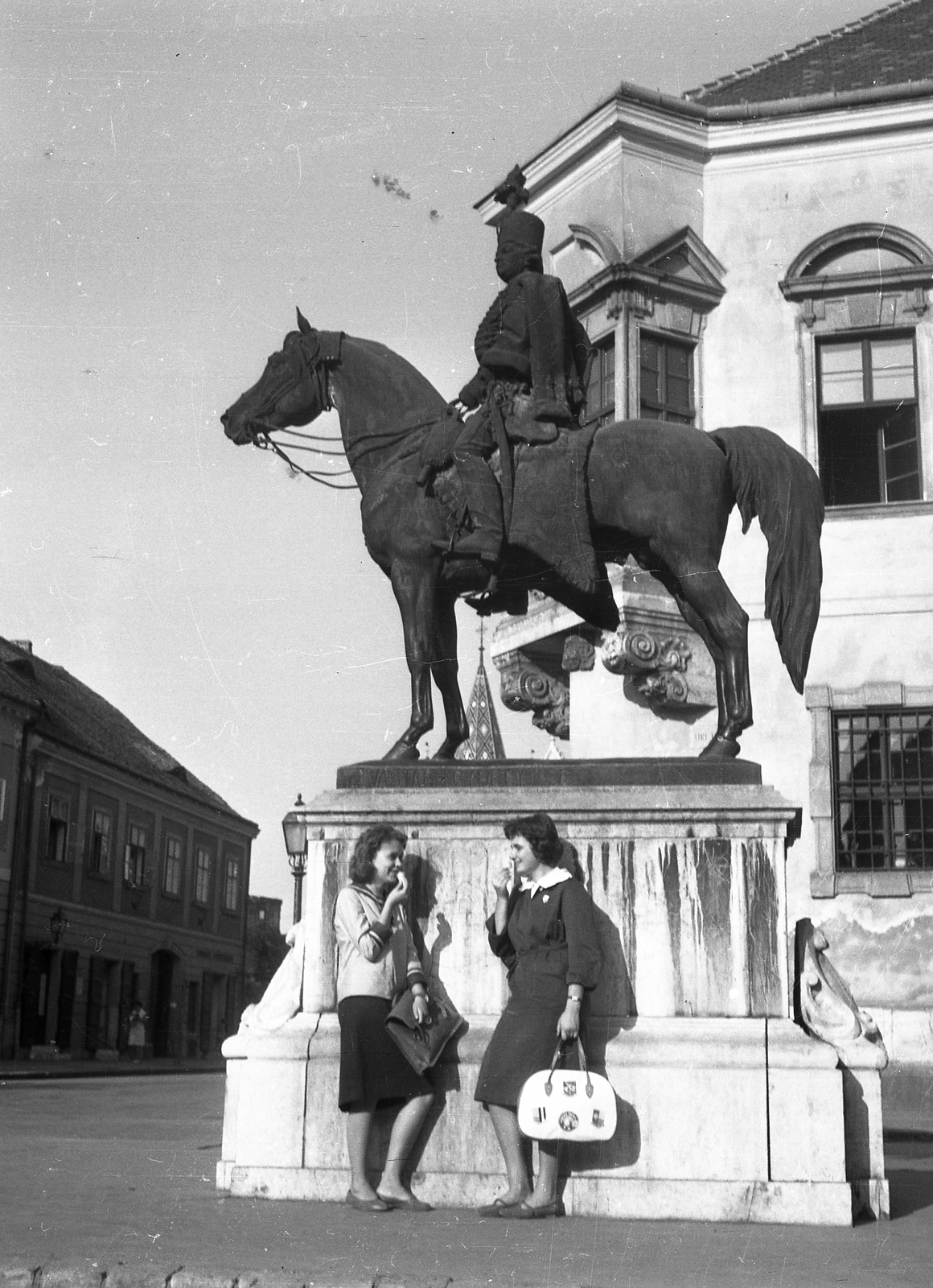 Hungary, Budapest I., Úri utca, Hadik András lovasszobra (ifj. Vastagh György, 1937.), háttérben a Szentháromság utca és a Mátyás-templom részlete, jobbra a régi budai Városháza épülete., 1965, Karabélyos Péter, sculpture, horse sculpture, Budapest, András Hadik-portrayal, Fortepan #57284