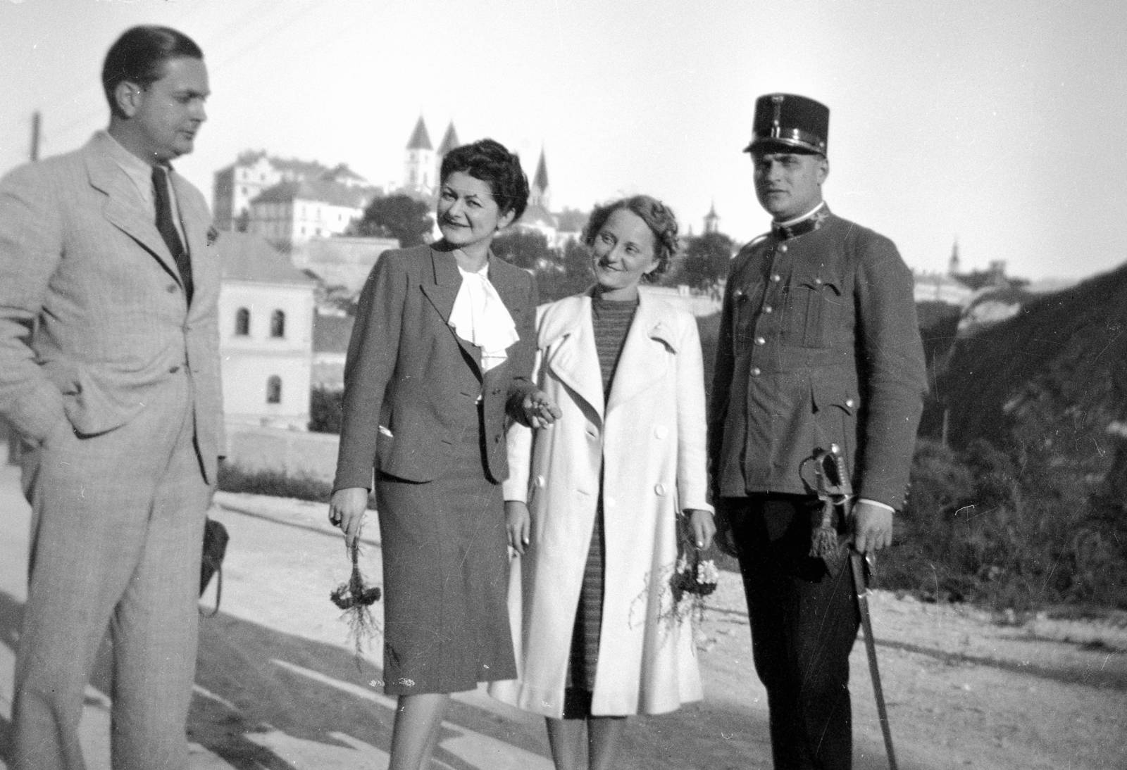 Hungary, Veszprém, Veszprémvölgyi út a Viadukt alatt, háttérben a Davidikum és a Vár., 1940, Karabélyos Péter, uniform, tableau, women, men, flower, sword, Fortepan #57294