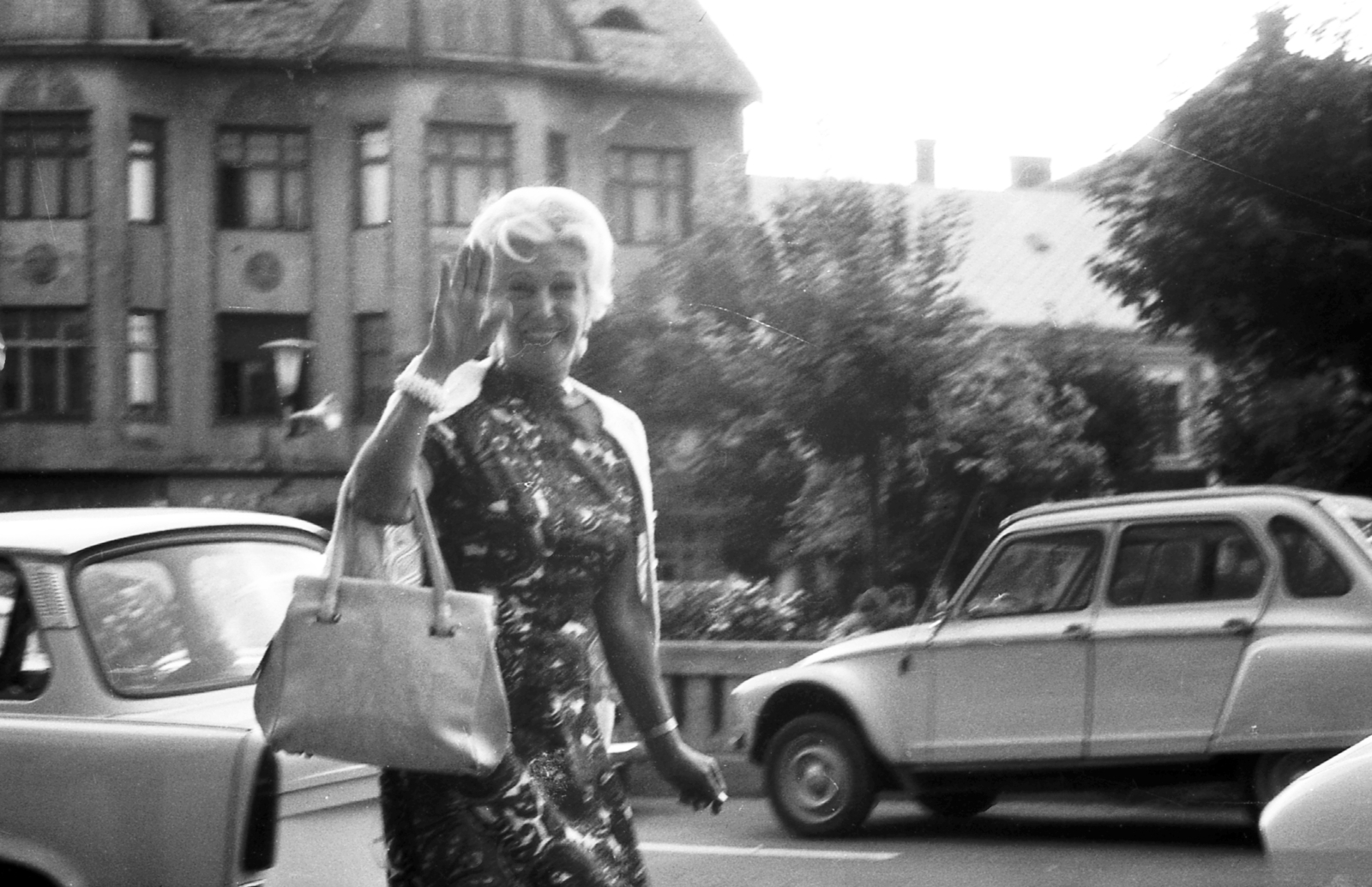 Hungary, Veszprém, Óváros tér, balra a Rosenberg-ház., 1969, Karabélyos Péter, Trabant-brand, street view, wave, Citroën-brand, bag, automobile, Fortepan #57295