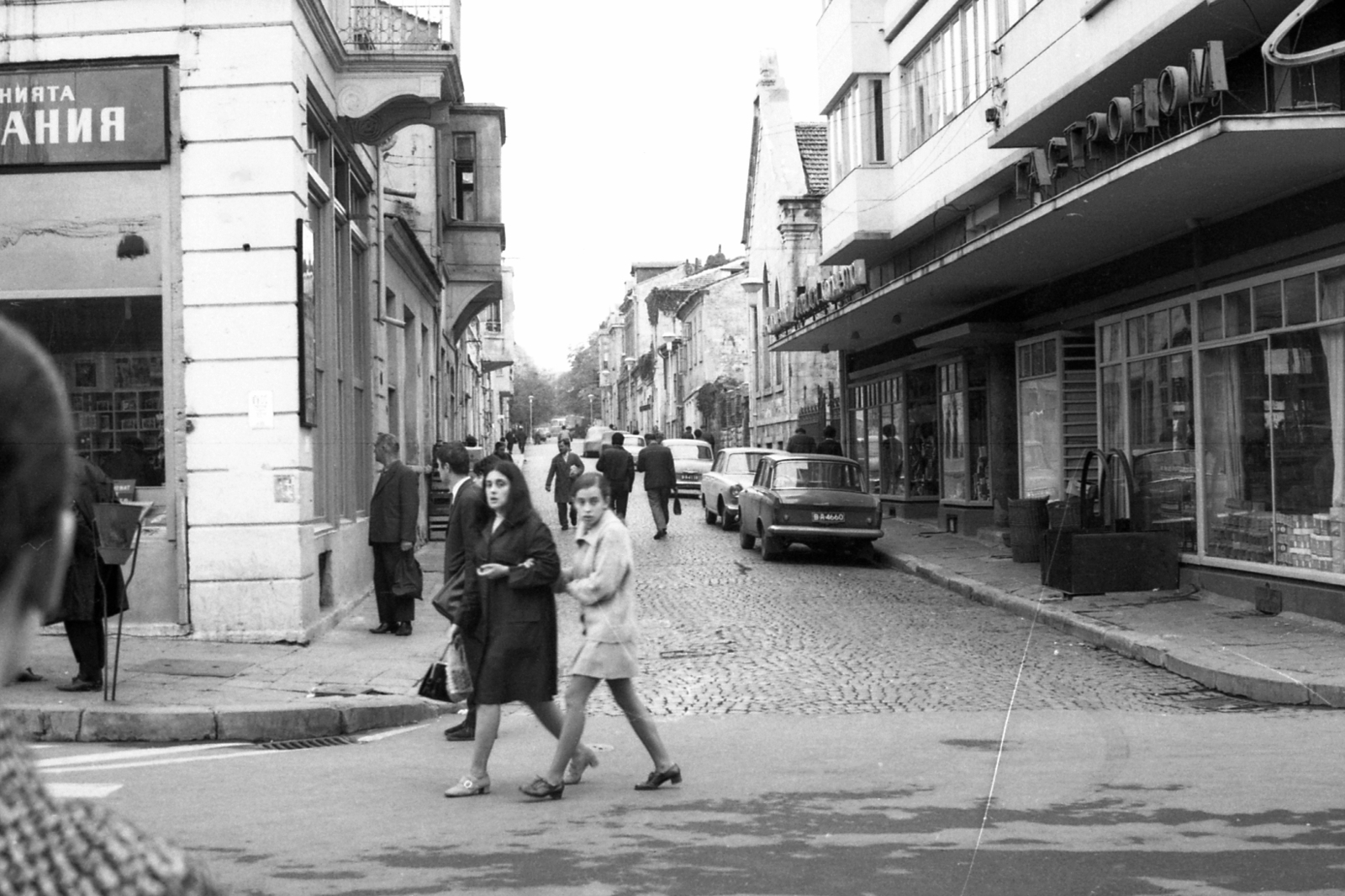 Bulgaria, Varna, az I. Borisz kán (Lenin) sugárút az ulica Dragoman felé nézve., 1978, Karabélyos Péter, street view, automobile, Fortepan #57305