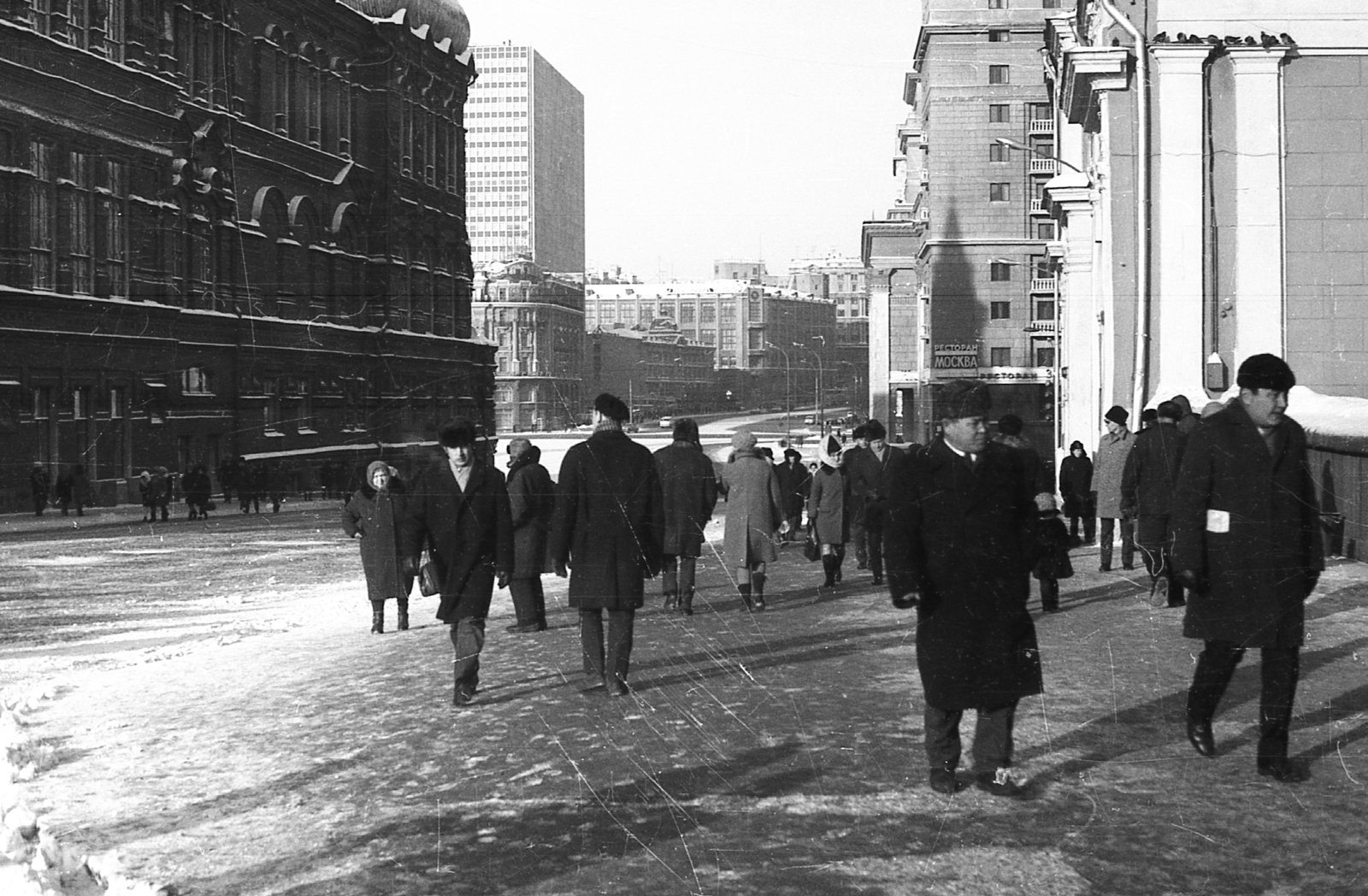 Russia, Moscow, átjáró a Vörös tér és a szemben látható Manézs tér (plosagy 50-letija Oktjabrja) között, balra az Állami Történelmi Múzeum., 1970, Karabélyos Péter, Soviet Union, winter, restaurant, museum, Vladimir Osipovich Sherwood-design, Fortepan #57310