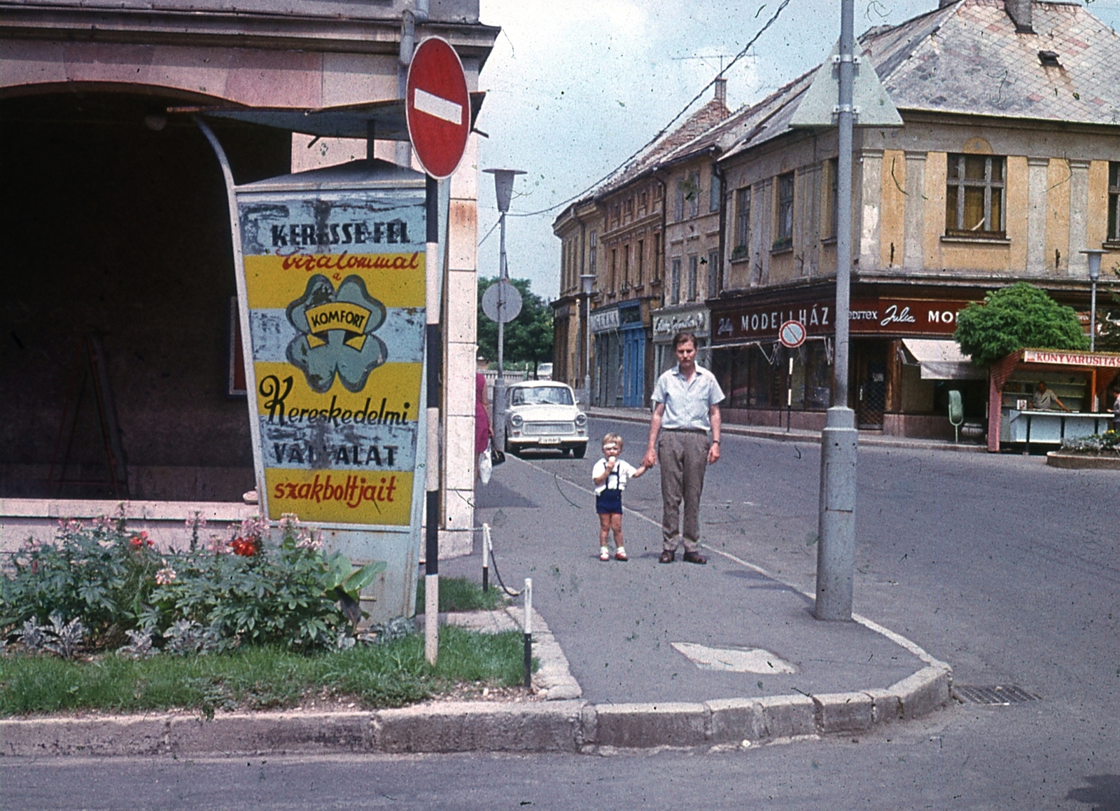 Hungary, Veszprém, Szabadság tér., 1975, Karabélyos Péter, colorful, Trabant-brand, ad pillar, automobile, Fortepan #57321