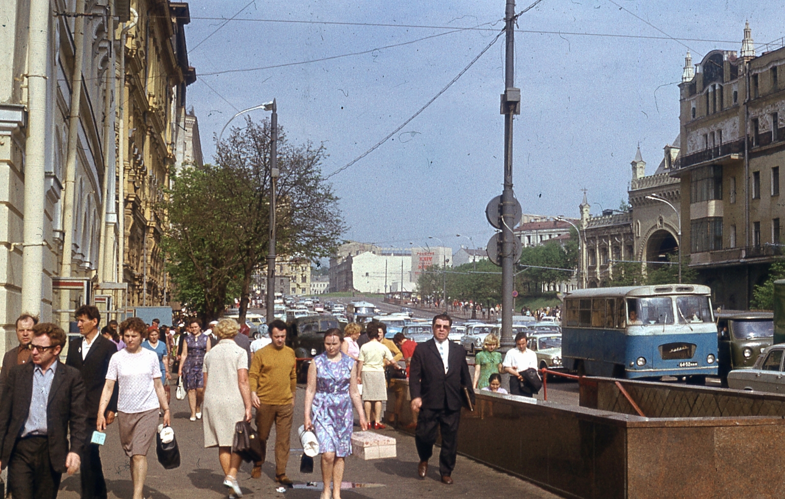 Oroszország, Moszkva, Tyeatralnij projezd (Proszpekta Marksza) a Lubjanka (Dzerzsinszkij) tér felé nézve, a kép jobb szélén a Hotel Metropol épületének sarka látszik., 1974, Karabélyos Péter, Szovjetunió, színes, autóbusz, járókelő, utcakép, városkép, csomag, Fortepan #57322