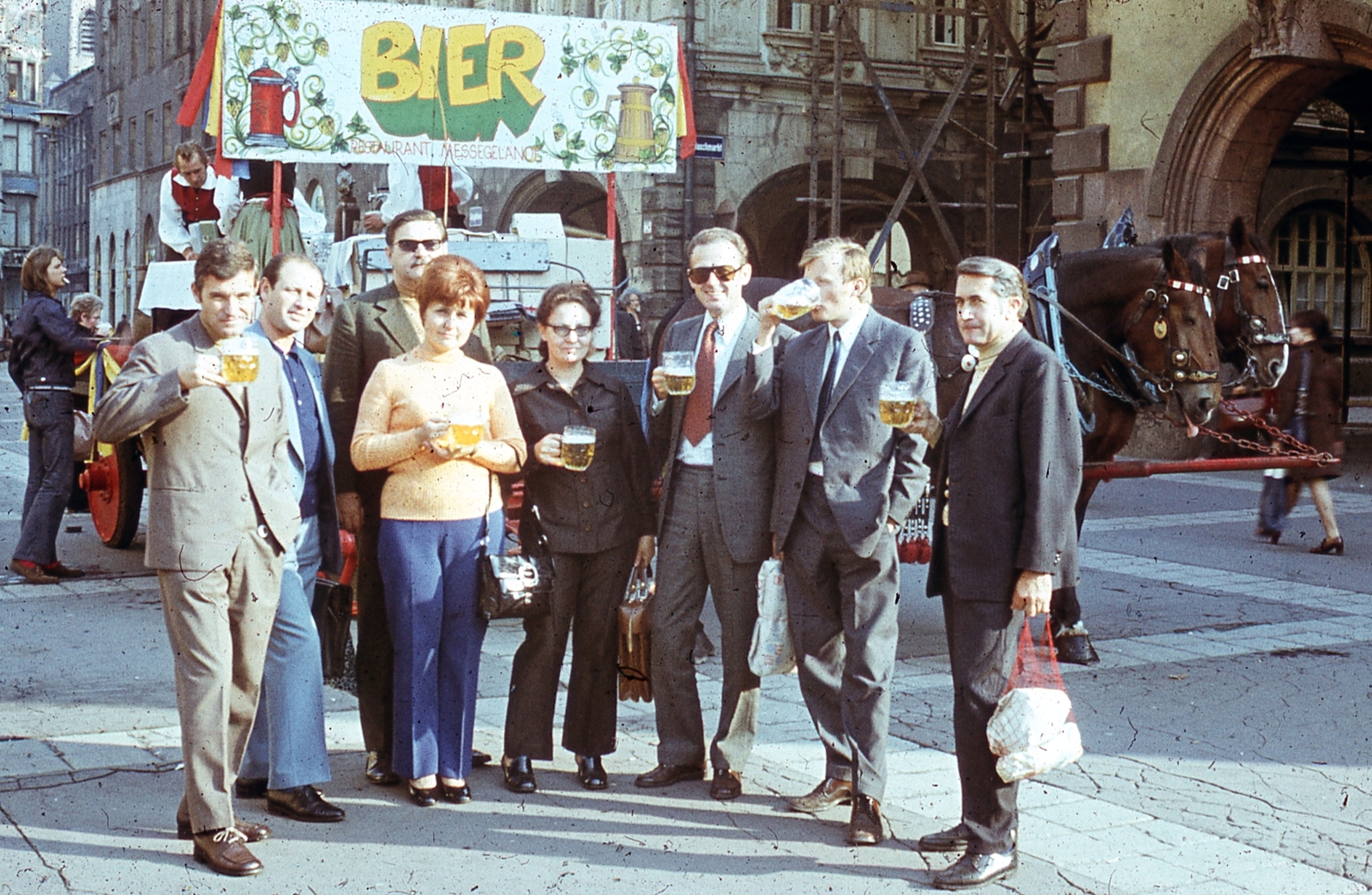 Germany, Leipzig, Salzgässchen, jobbra a Régi Városháza, mögötte a Naschmarkt., 1976, Karabélyos Péter, colorful, beer, GDR, beer mug, Fortepan #57327
