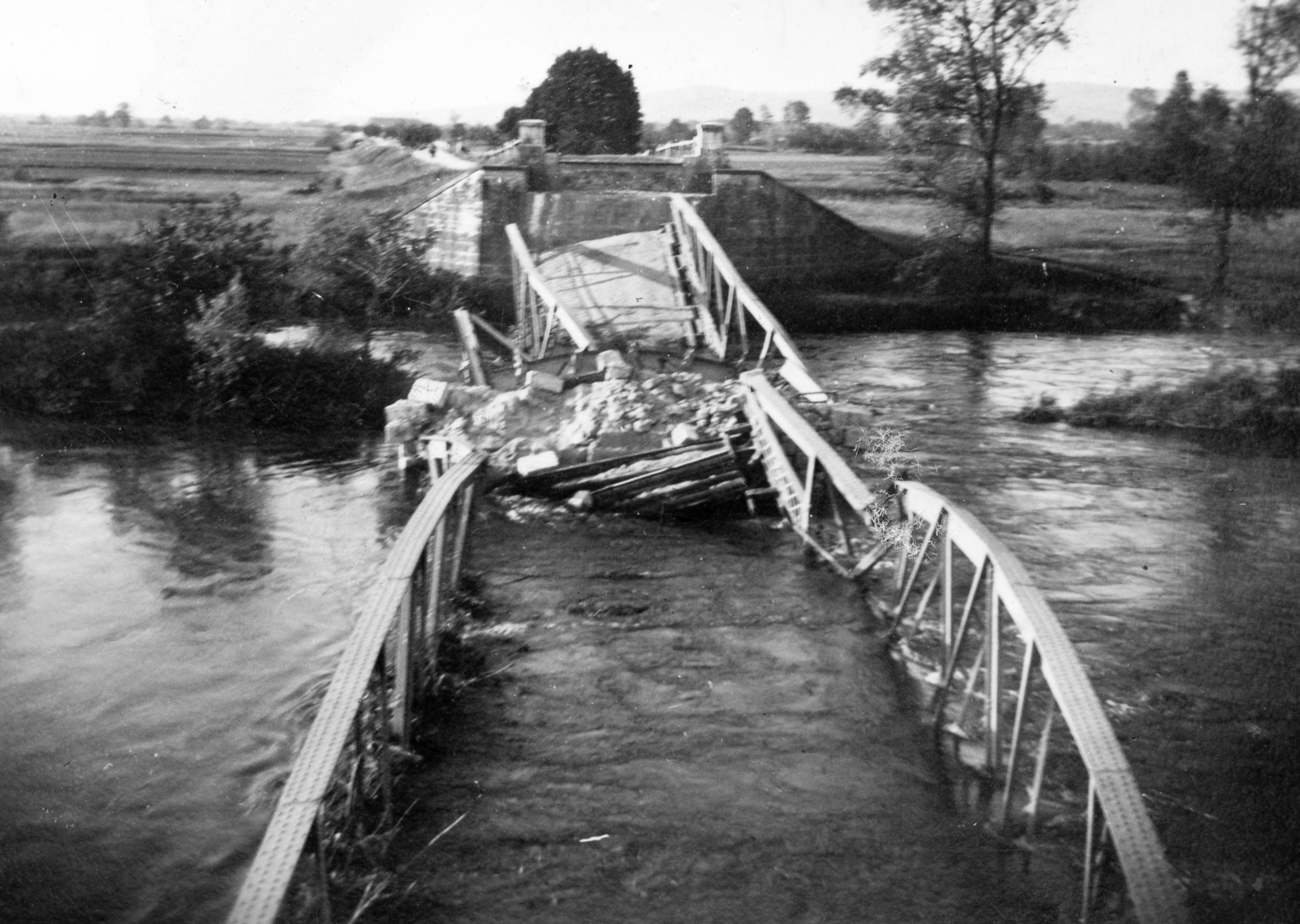 Croatia,Slovenia, Mursko Središće, Mura folyó, a város határában felrobbantott közúti híd., 1942, Karabélyos Péter, wrecked bridge, Fortepan #57329