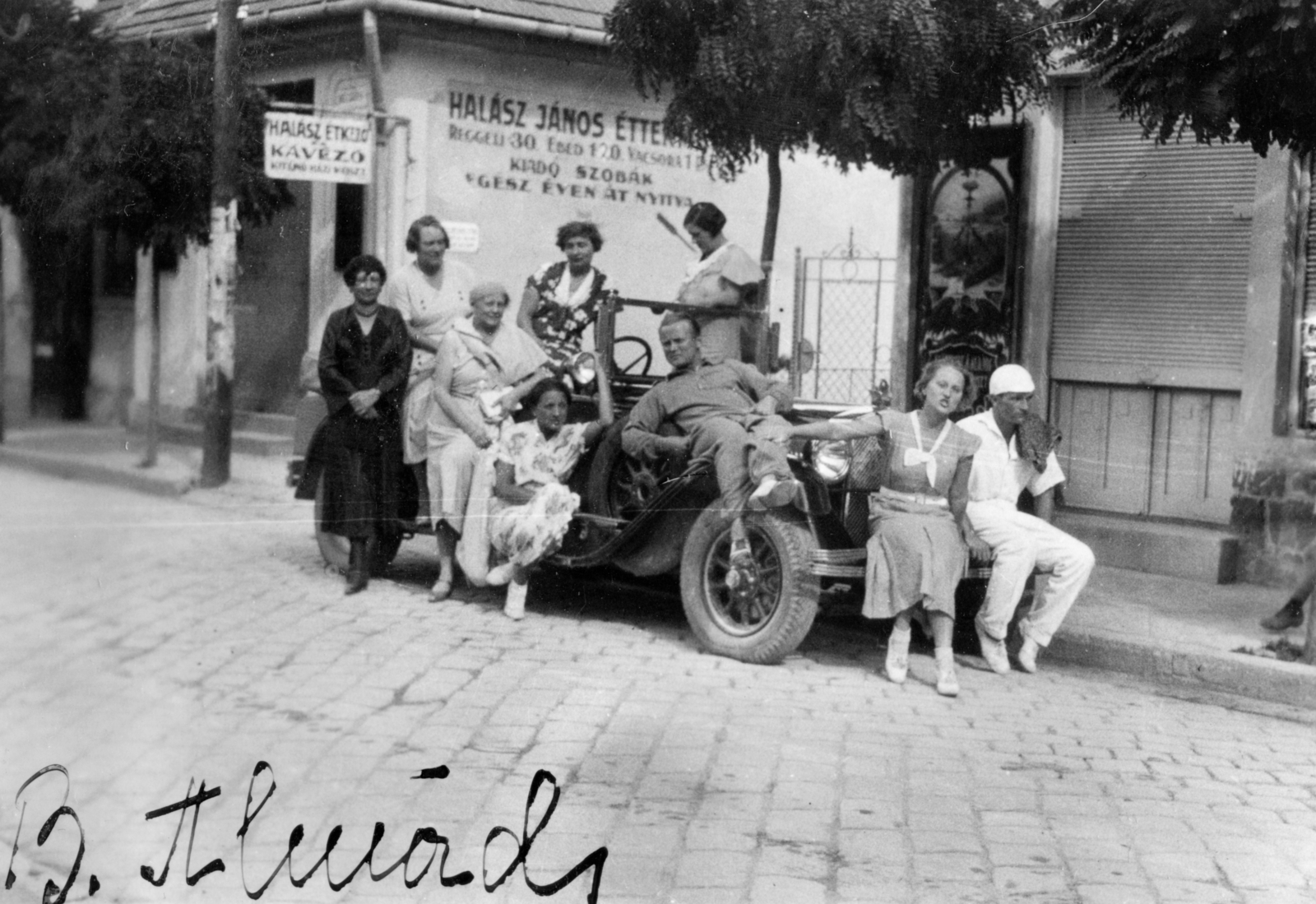 Hungary, Balatonalmádi, Baross Gábor út 35. és 33. A két épület között az Arany János utca torkolata., 1933, Karabélyos Péter, restaurant, automobile, shutter, sitting on a car, Best of, girls'n'cars, Fortepan #57332