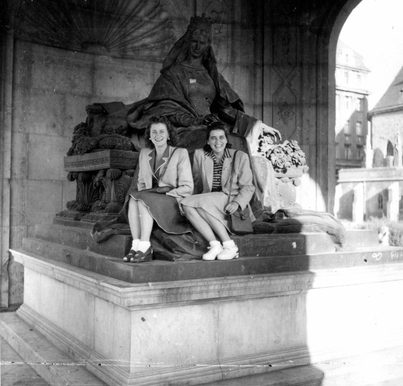 Magyarország, Budapest V., Március 15. (Eskü) tér, Erzsébet királyné emlékműve (Zala György szobrászművész és Hikisch Rezső műépítész alkotása, 1932.)., 1946, Karabélyos Péter, emlékmű, Erzsébet királyné-ábrázolás, Budapest, Zala György-terv, Rezső Hikisch-terv, hölgy, mosoly, kosztüm, Fortepan #57341