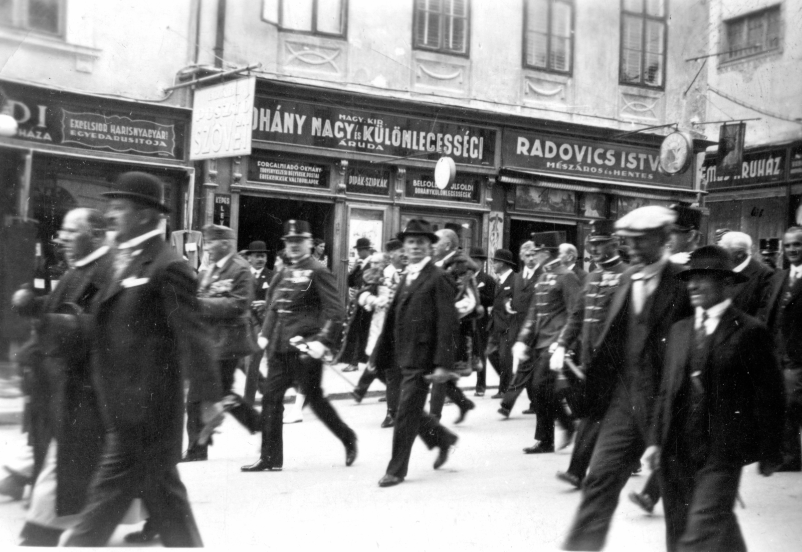Magyarország, Veszprém, Rákóczi Ferenc utca 7. A kép jobb szélén a Francsics lépcsőhöz vezető Vas Gereben utca torkolata látszik., 1936, Karabélyos Péter, Fortepan #57342
