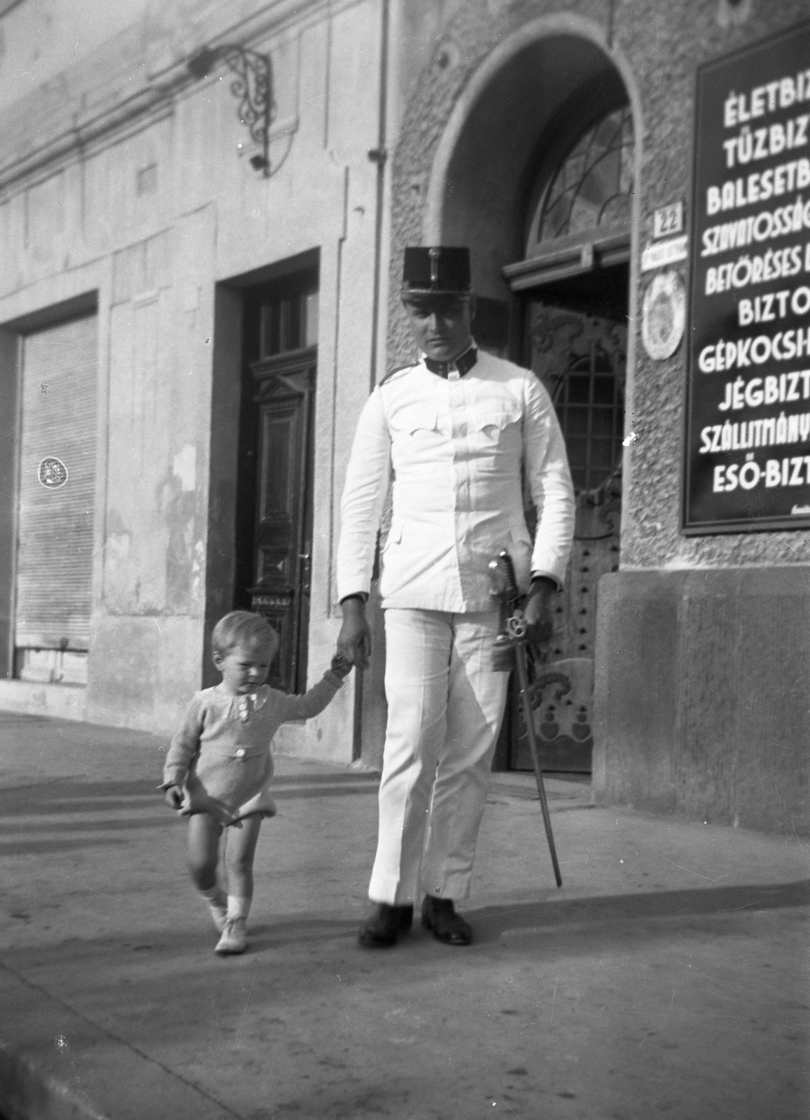 Magyarország, Veszprém, Óváros (Rákóczi) tér 22., 1935, Karabélyos Péter, házszám, egyenruha, Fortepan #57346