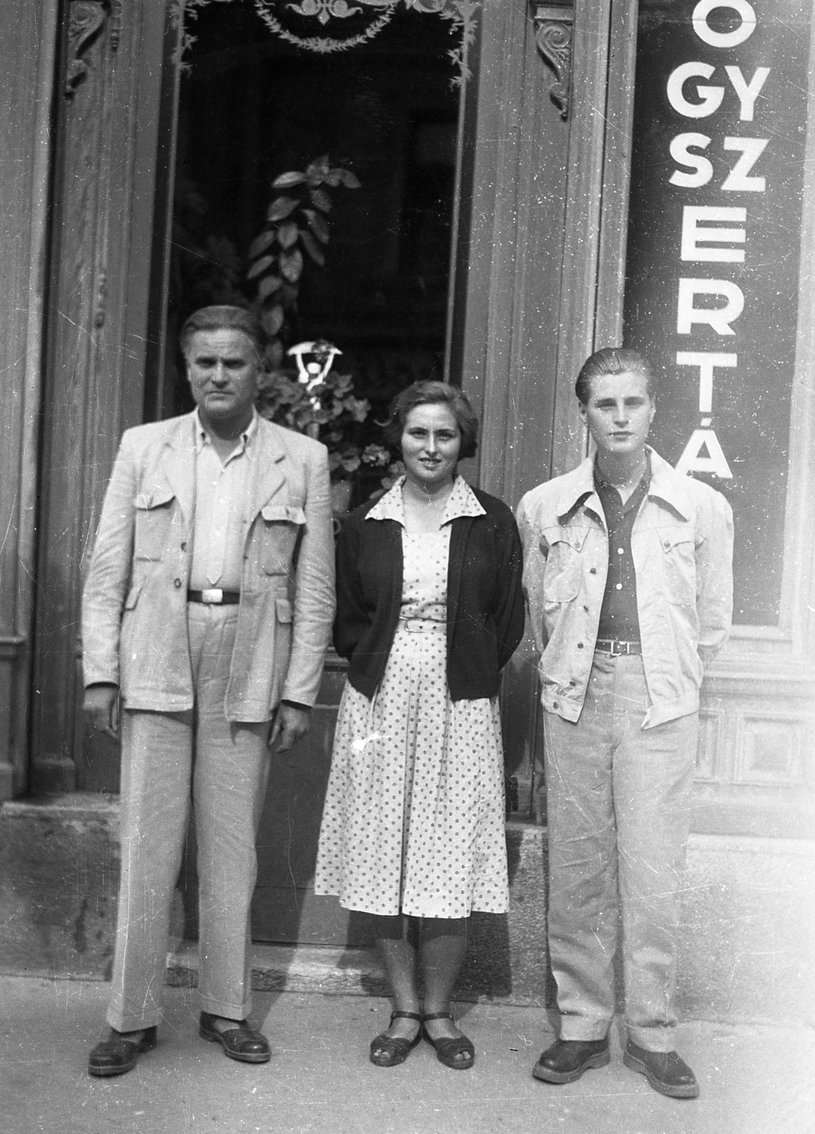 Hungary, Veszprém, Rákóczi Ferenc utca 8., Fekete Sas patika., 1950, Karabélyos Péter, family, label, pharmacy, Fortepan #57352