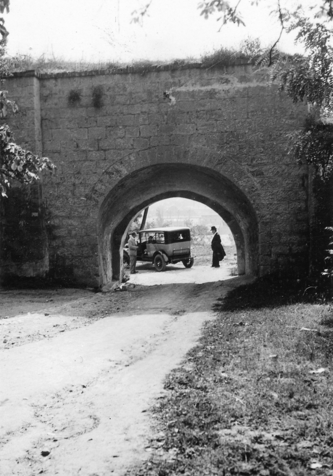 Magyarország, Eger, Várudvar, Varkoch kapu., 1932, Karabélyos Péter, Fiat-márka, olasz gyártmány, várrom, automobil, Fiat 509, Fortepan #57363