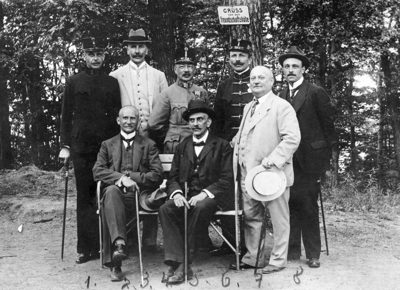 Czech Republik, Karlovy Vary, a felvétel a Výšině přátelství (ekkor Freundschaftshöhe)-n készült., 1918, Karabélyos Péter, tableau, walking cane, hat in hand, hat on a bench, Fortepan #57365