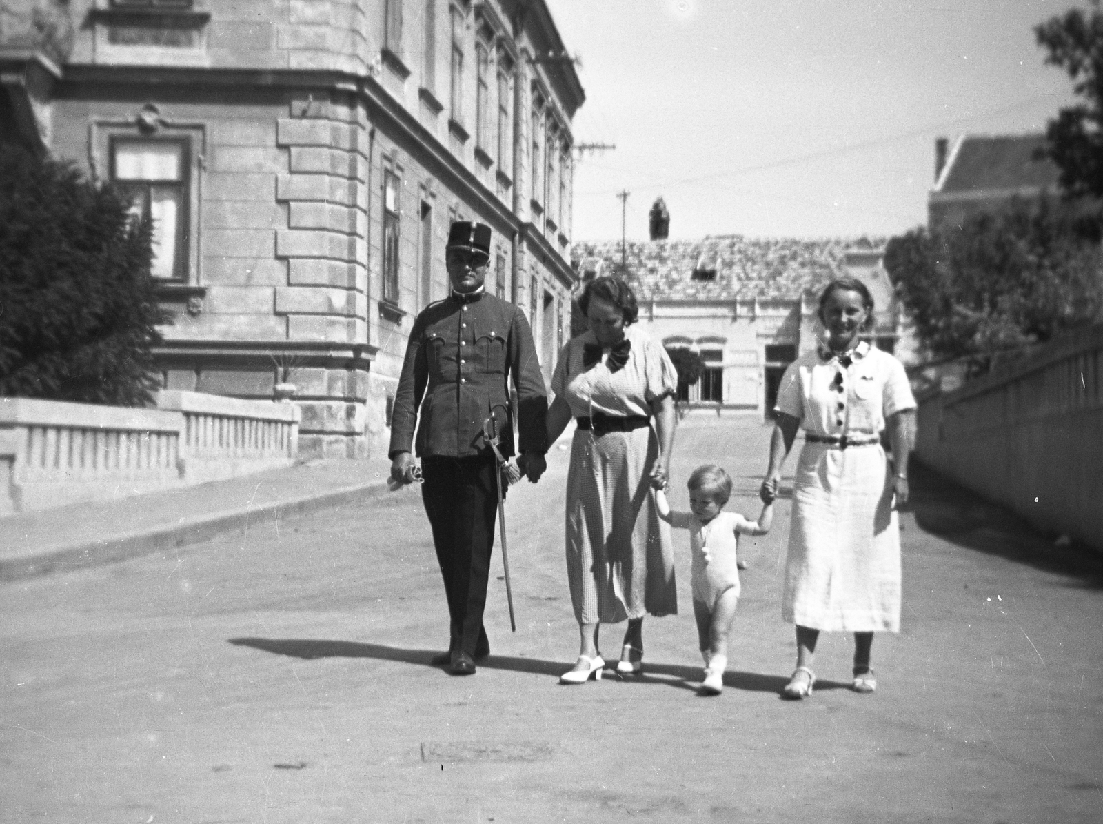 Hungary, Veszprém, Óváros (Rákóczi) tér, balra a Városháza., 1930, Karabélyos Péter, walk, sword, Fortepan #57367