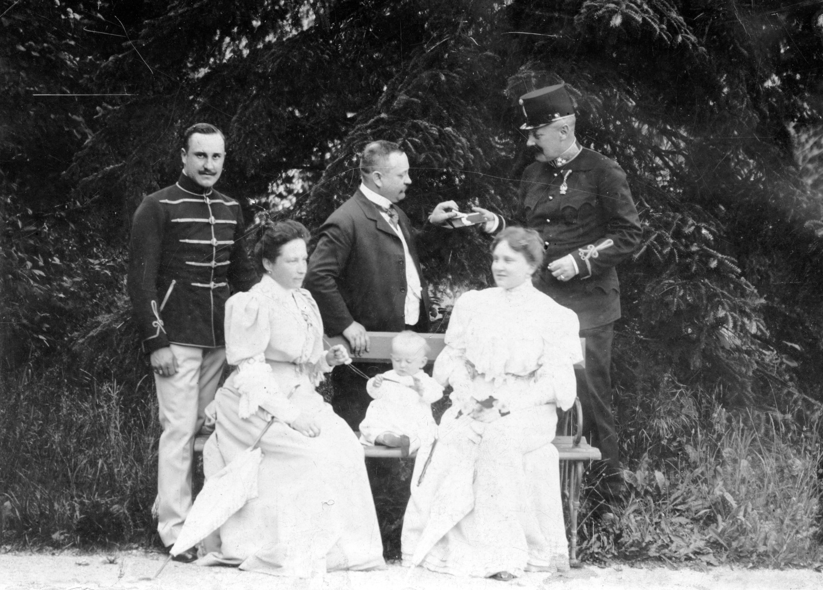1900, Karabélyos Péter, family, cigarette, uniform, tableau, bench, kid, Fortepan #57370