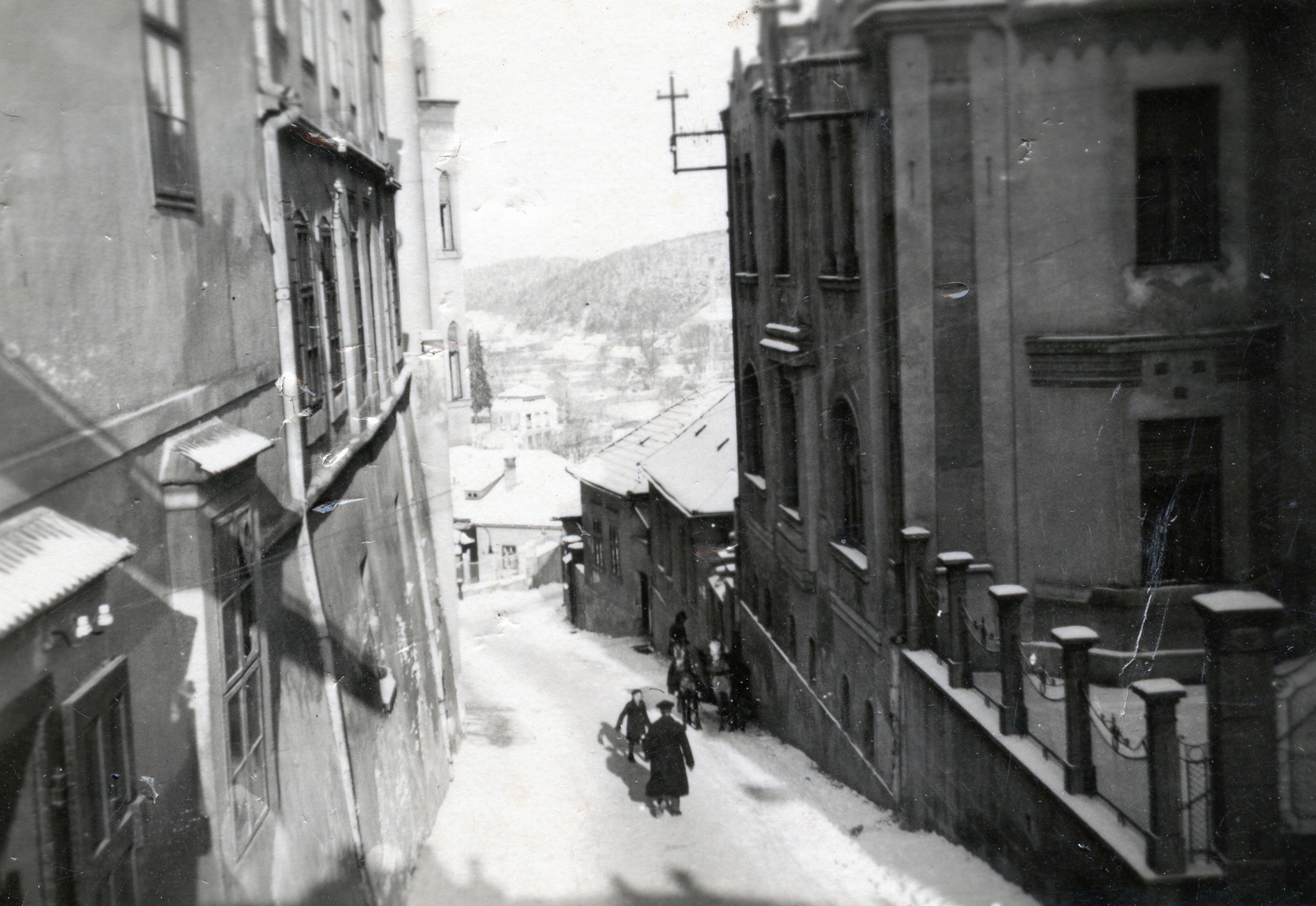 Hungary, Veszprém, Ányos Pál utca az Óváros térről nézve., 1940, Karabélyos Péter, winter, snow, horse, street view, genre painting, coach, Fortepan #57377