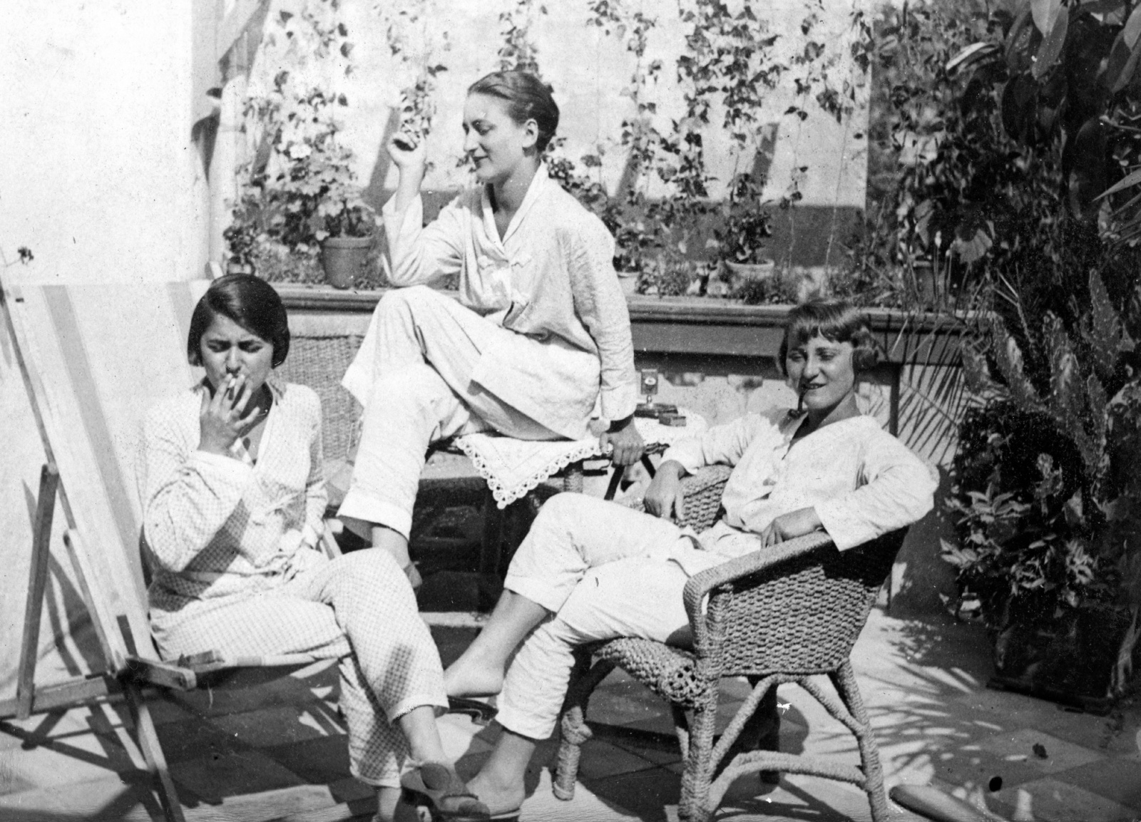 Hungary, Veszprém, Rákóczi utca 8. tetőterasza., 1926, Karabélyos Péter, smoking, wicker chair, deck chair, nightgown, Fortepan #57378