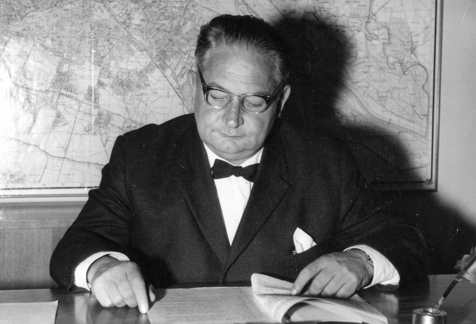 1938, Karabélyos Péter, map, reading, man, Fortepan #57383