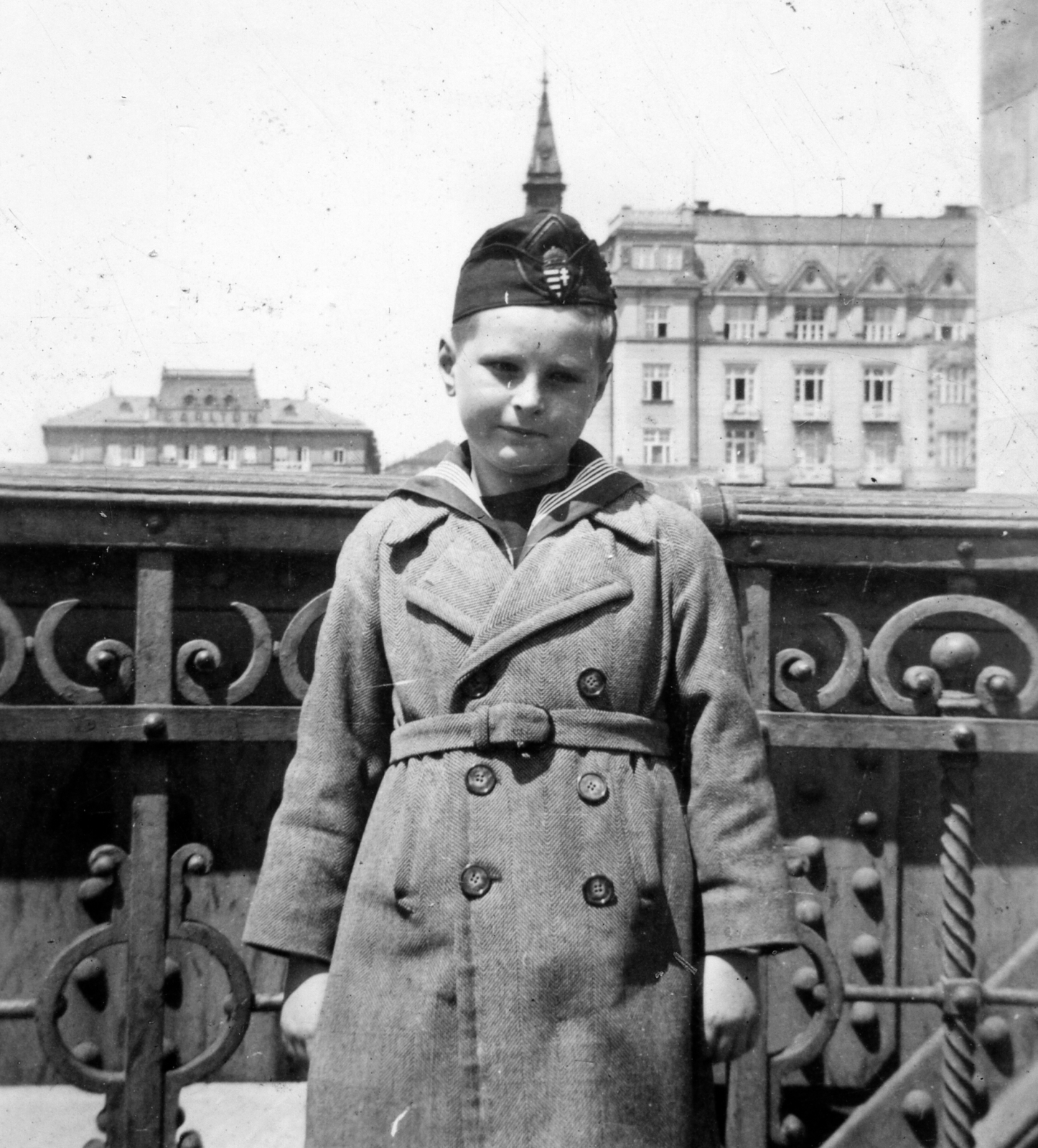 Hungary, Budapest V., Erzsébet híd pesti hídfő, háttérben a Carlton Hotel, az ortodox templom tornya és a Pucher ház., 1939, Karabélyos Péter, portrait, crest, boy, badge, Budapest, Fortepan #57398