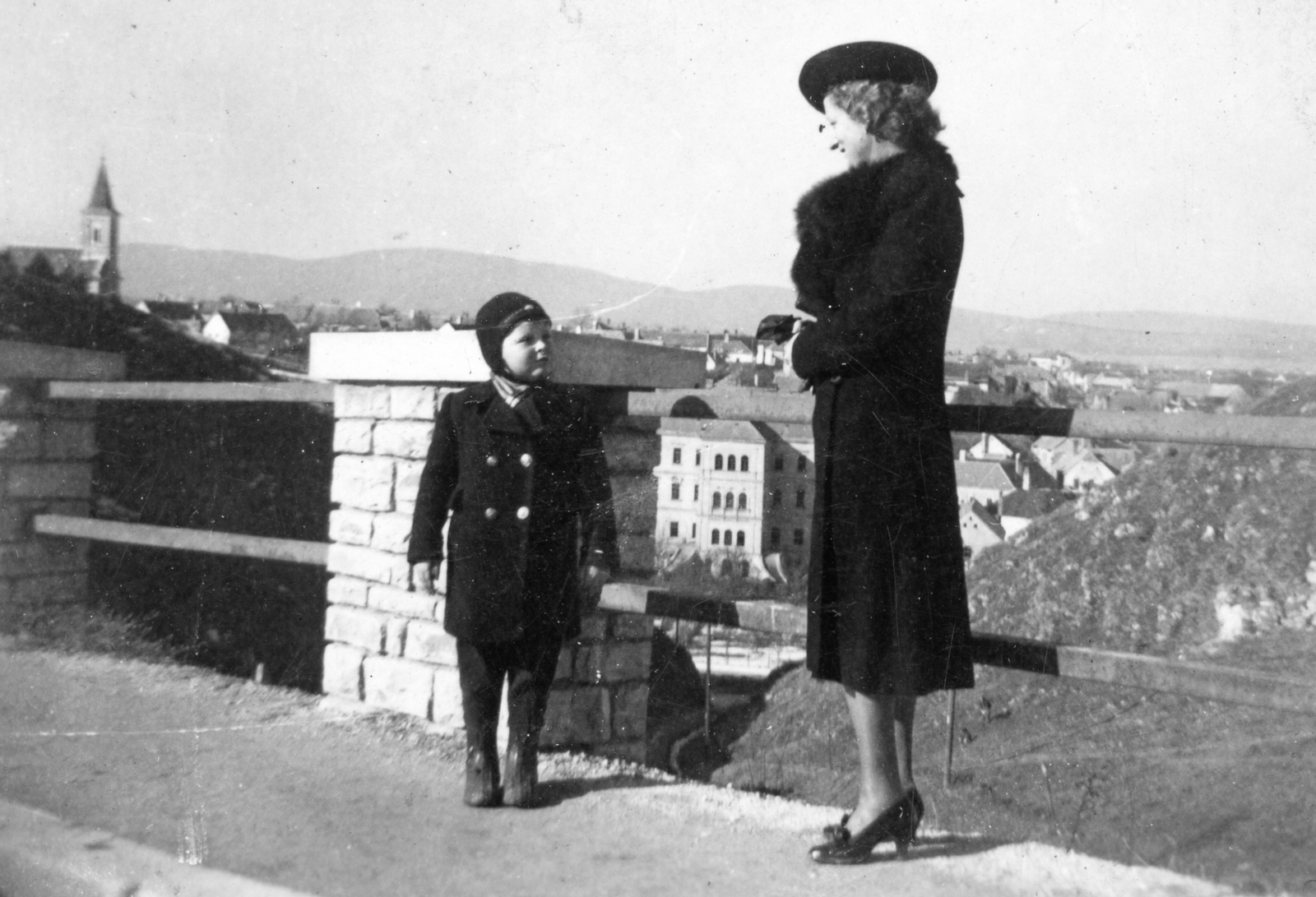 Hungary, Veszprém, a felvétel a Viadukt város felőli kishídján készült. Háttérben balra a Szent László-templom, középen a Davidikum., 1937, Karabélyos Péter, Fortepan #57402
