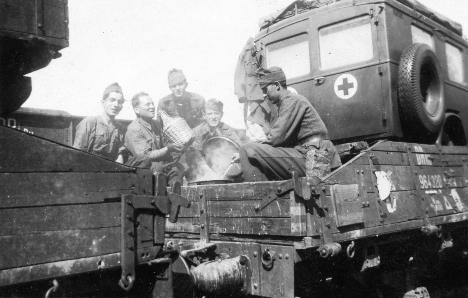 1944, Karabélyos Péter, railway, ambulance, soldier, cooking, demijohn, Fortepan #57408