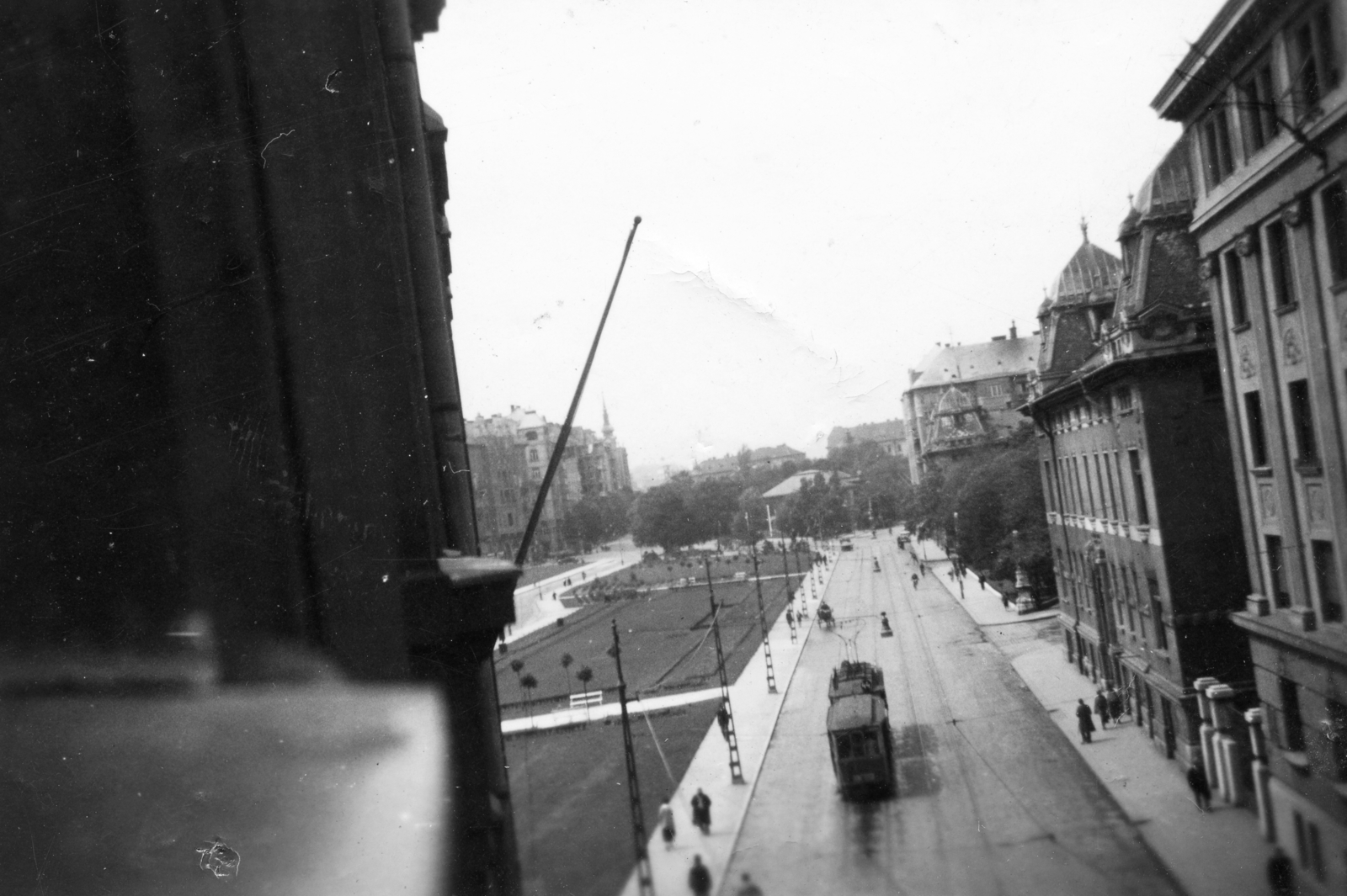 Hungary, Budapest I., Attila út (Attila körút) a Bethlen-udvartól a Horváth-kert felé nézve., 1941, Karabélyos Péter, tram, flag pole, Budapest, Fortepan #57416