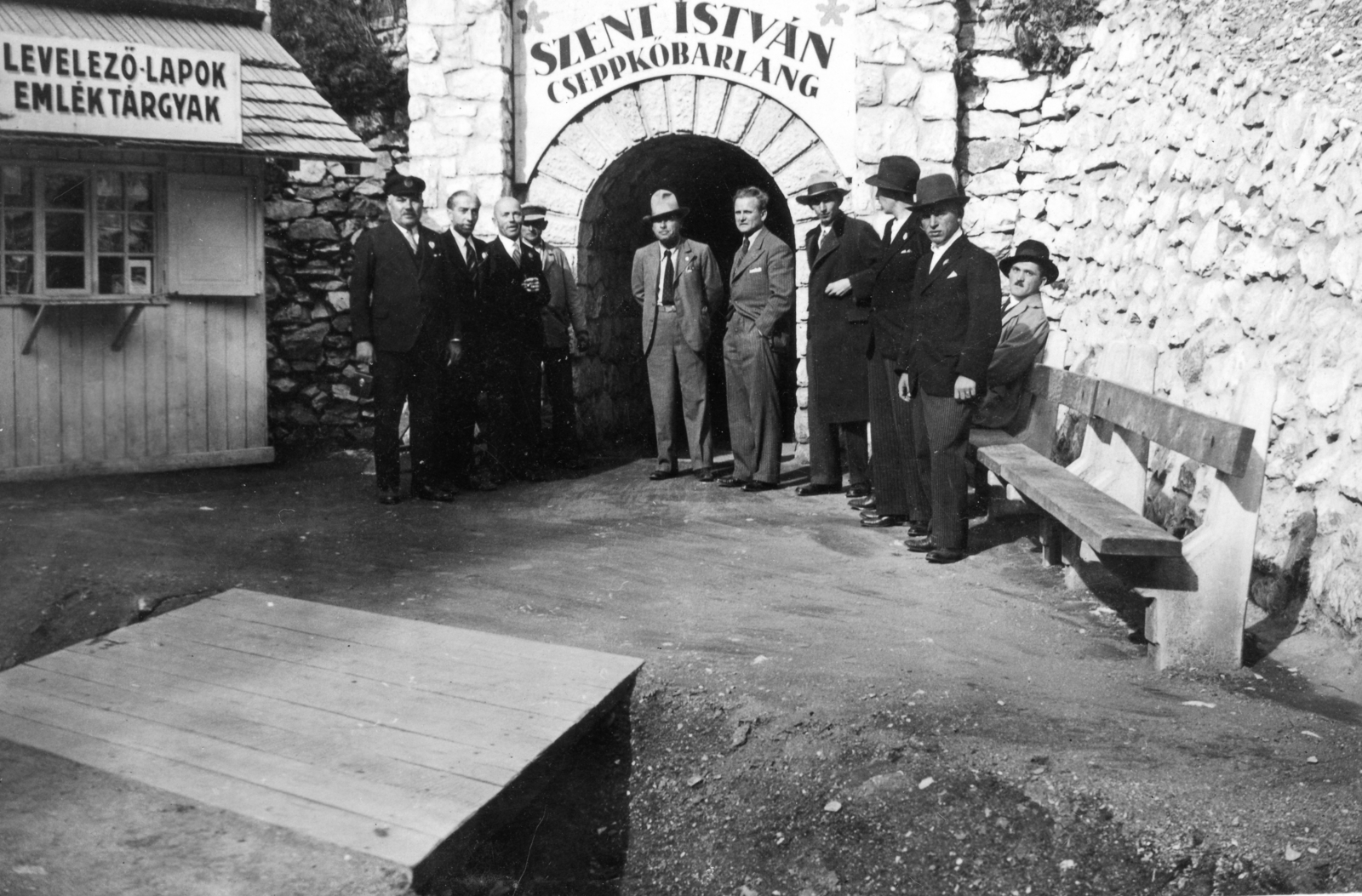 Magyarország, Lillafüred, Miskolc, Szent István barlang., 1932, Karabélyos Péter, csoportkép, pavilon, hátratett kéz, zsebredugott kéz, Fortepan #57417