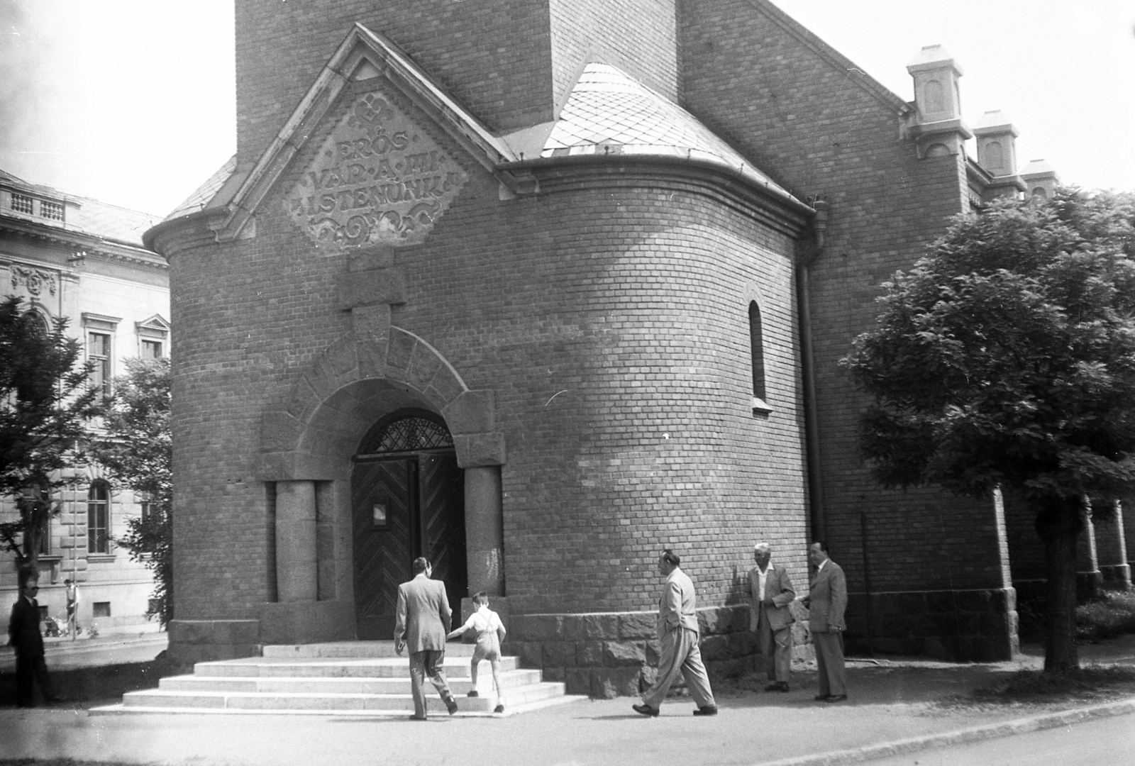 Hungary, Székesfehérvár, Szekfű Gyula (Engels Frigyes) utca 1., Evangélikus templom főbejárata., 1950, Karabélyos Péter, church, romanesque revival architect, Gyula Sándy-design, Fortepan #57420