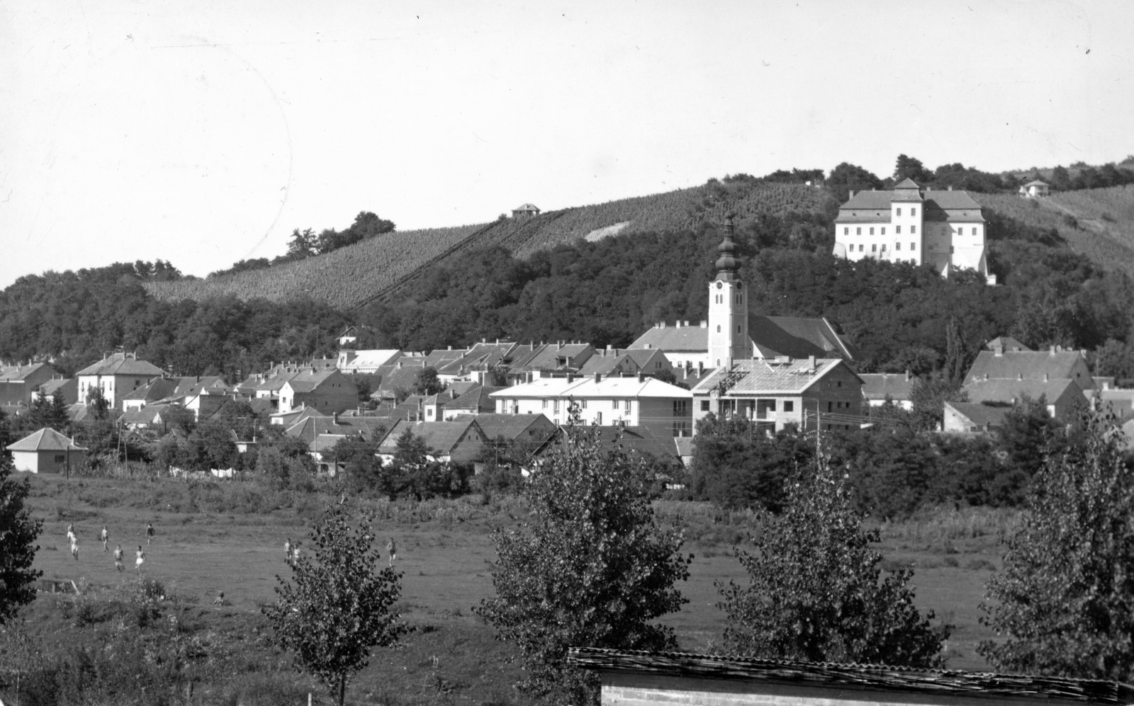 Slovenia, Lendava, (Alsólendva), szemben a Szent Katalin-templom és a vár., 1938, Karabélyos Péter, Fortepan #57424