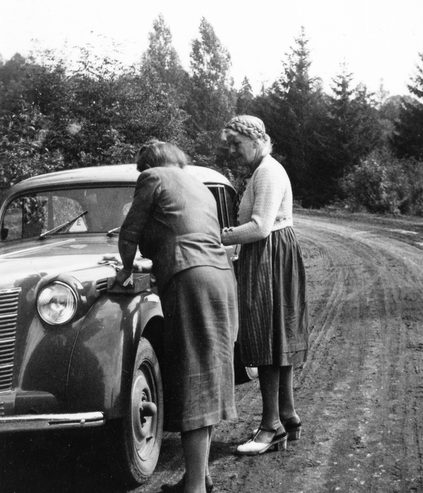 1939, Karabélyos Péter, women, dirt road, automobile, girls'n'cars, Fortepan #57437