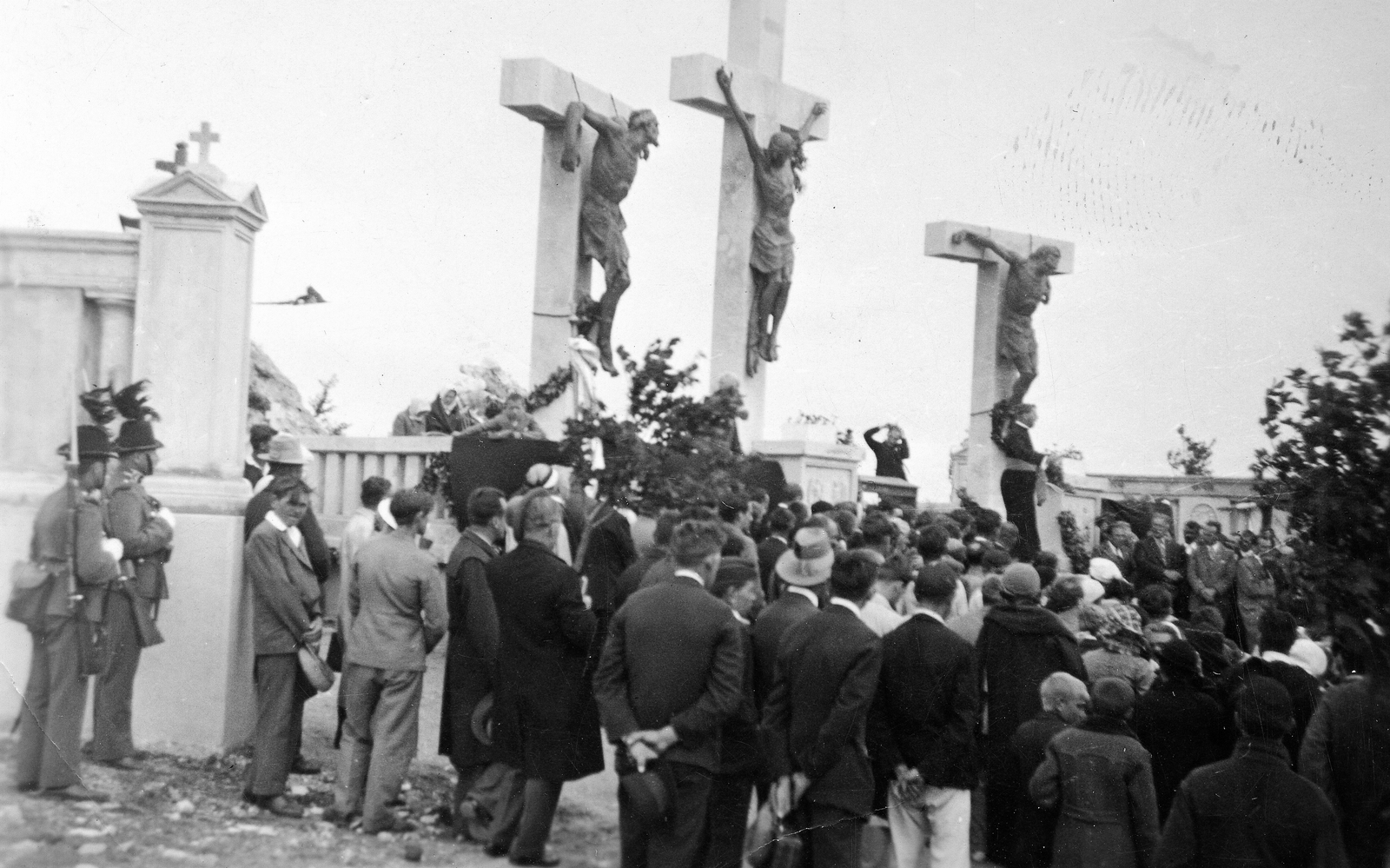 Hungary,Lake Balaton, Tihany, Attila domb, IV. Károly kálvária (Siklódy Lőrinc, 1927.), szabadtéri szentmise., 1940, Karabélyos Péter, religion, priest, audience, gendarme, crucifix, Fortepan #57445