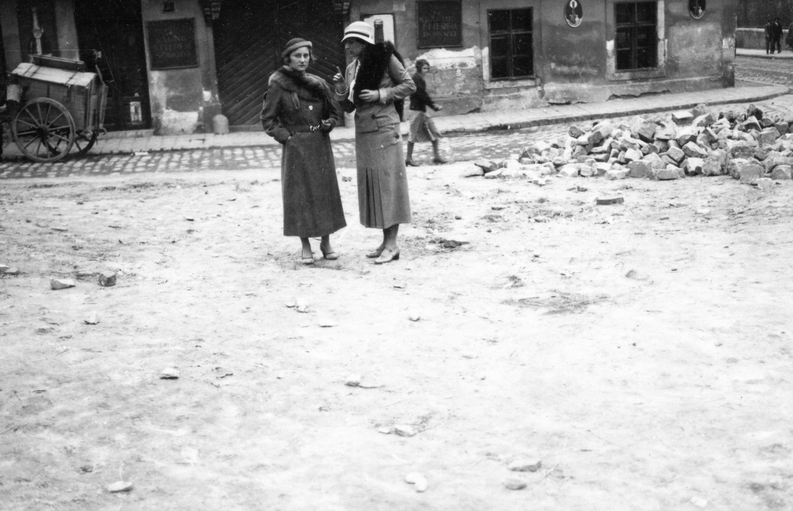 Hungary, Tabán, Budapest I., Kereszt utca 6., jobbra az Árok utca. Kakuk étterem, söröző., 1930, Karabélyos Péter, fashion, Budapest, Fortepan #57451