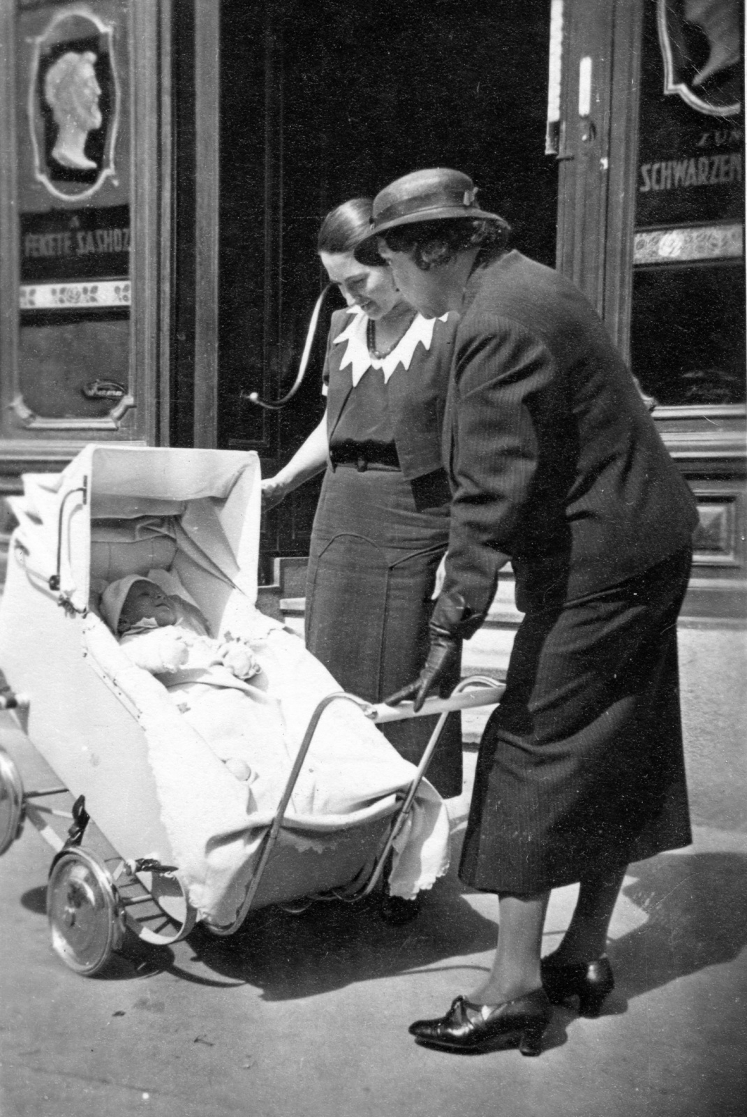 Hungary, Veszprém, Rákóczi Ferenc utca 8., Fekete Sas patika., 1934, Karabélyos Péter, baby carriage, newborn, store display, Best of, Fortepan #57455