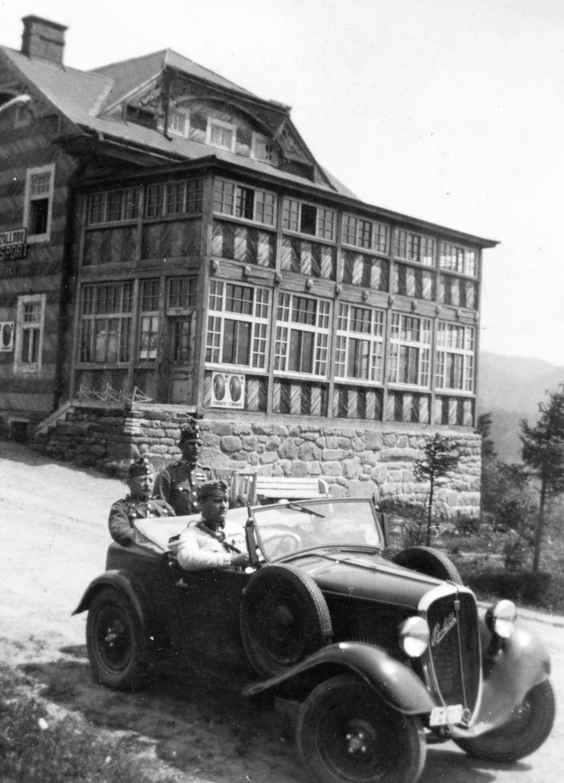Ukraine,Zakarpattia Oblast, Uzhok, Sportszálló, honvédségi Fiat 508 Balilla személygépkocsi., 1939, Karabélyos Péter, Fiat-brand, Italian brand, soldier, automobile, Fortepan #57463