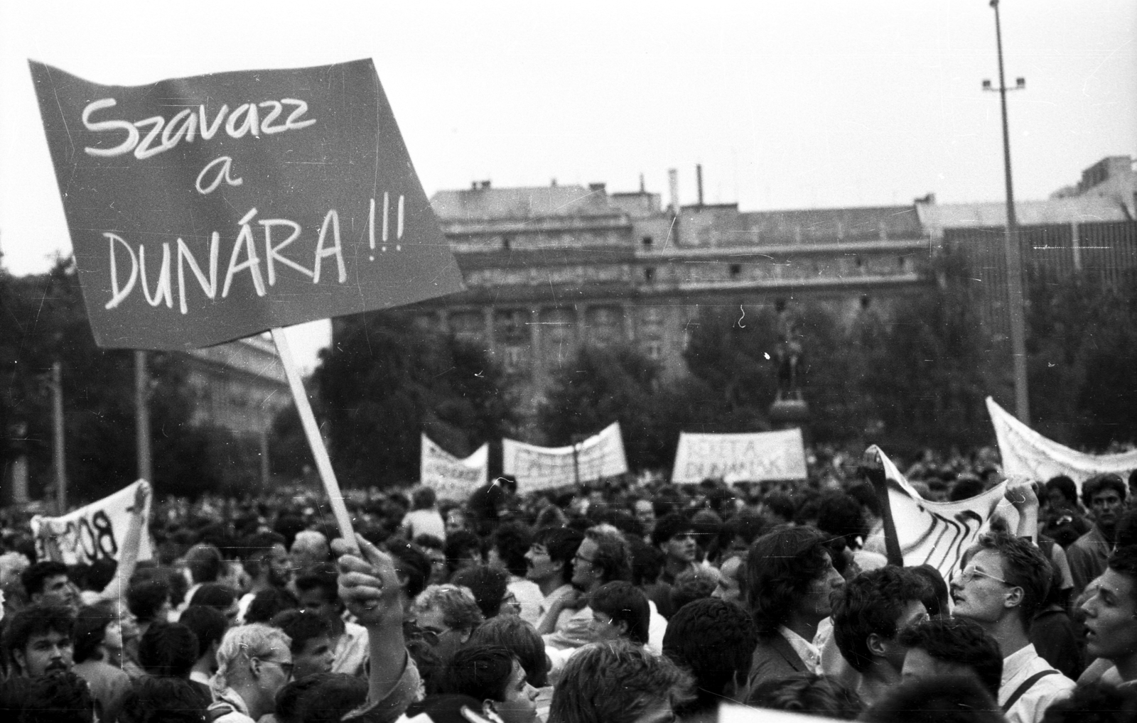 Hungary, Budapest V., Kossuth Lajos tér, tüntetés a bős-nagymarosi vízlépcsőrendszer felépítése ellen, 1988. szeptember 12-én., 1988, tm, politics, strike, banner, demonstration board, Budapest, protest, regime change, Fortepan #5747