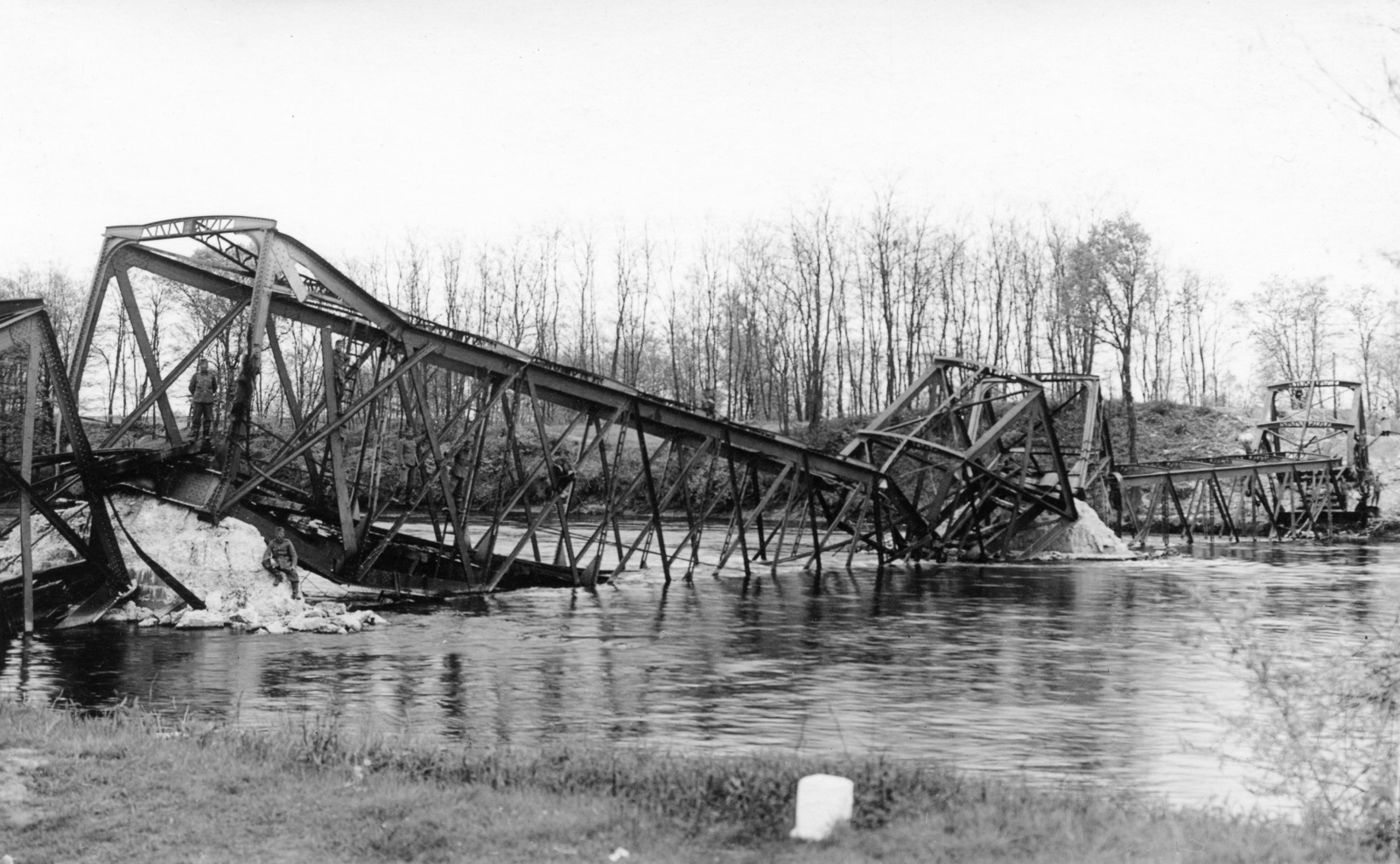 Croatia,Slovenia, Mursko Središće, Mura folyó, a város határában felrobbantott vasúti híd., 1941, Karabélyos Péter, wrecked bridge, Fortepan #57474