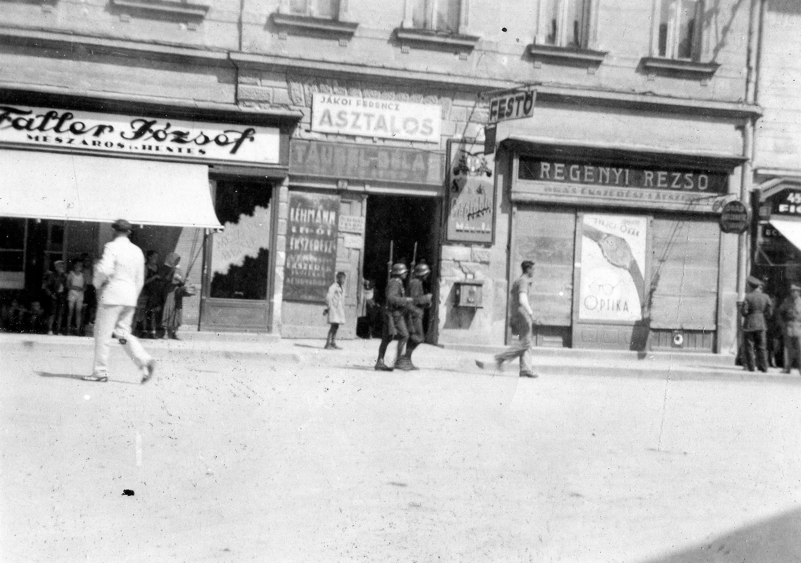 Hungary, Veszprém, a Szabadság tér 12. előtt fogságba esett amerikai repülőst kísérnek., 1944, Karabélyos Péter, letter box, store display, prisoner of war, American soldier, Closed Shop, clockmaker, Fortepan #57476