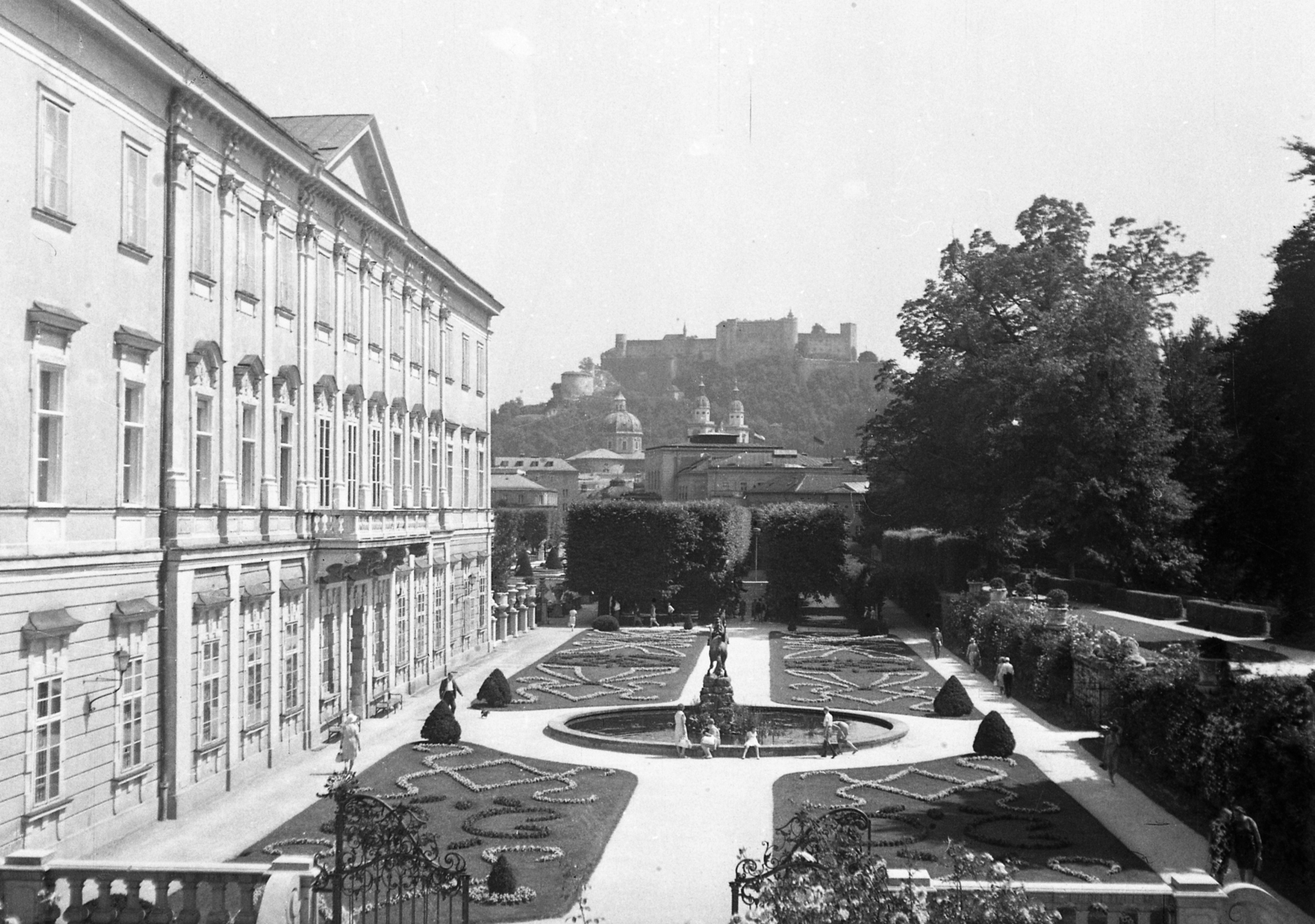 Ausztria, Salzburg, Mirabell kastély parkja, háttérben Hohensalzburg vára., 1935, Karabélyos Péter, park, Fortepan #57477