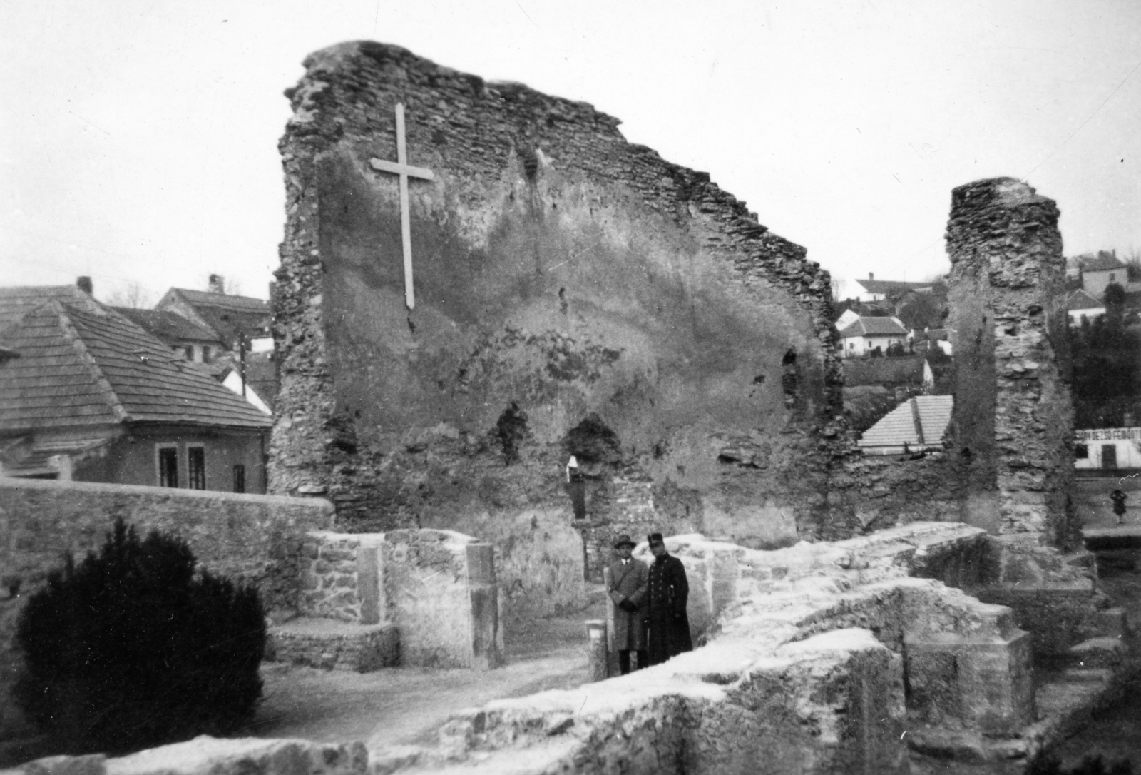 Hungary, Veszprém, Margit tér, a Szent Katalin Domonkos Apácakolostor romjai (a köznyelvben Margit-romok)., 1940, Karabélyos Péter, ruins, cross, Dominican Order, Fortepan #57484