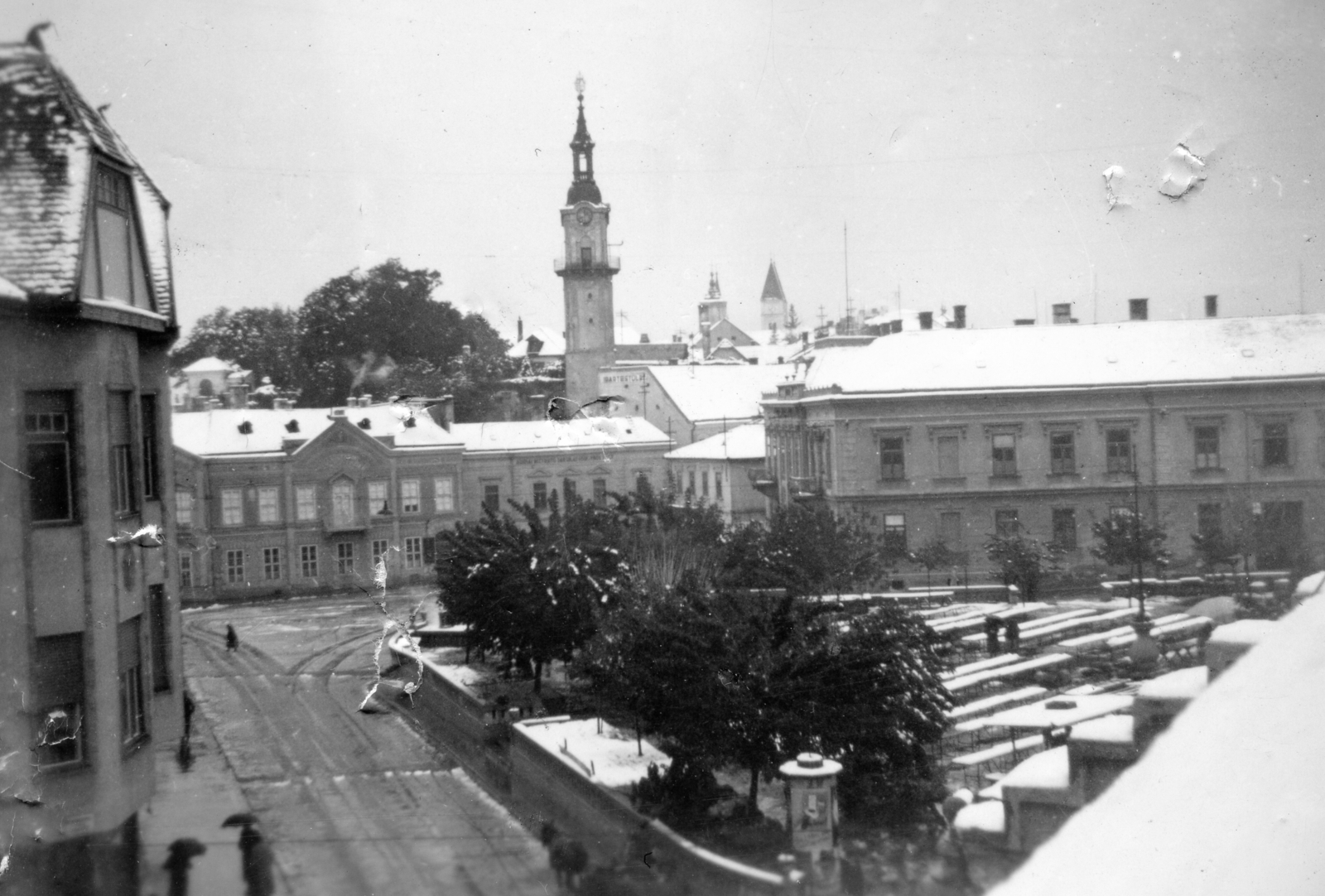 Magyarország, Veszprém, Óváros (Rákóczi) tér szemben a Tűztorony, jobbra a Városháza (ekkor járási hivatal, ma Polgármestei hivatal)., 1938, Karabélyos Péter, Fortepan #57485