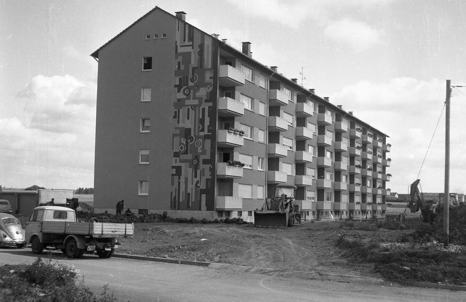 Németország, Schweinfurt, Geldersheimer Strasse 76–84, a háttérben a Florian-Geyer-, ill. a Gerhart-haputmann-Strasse házai., 1965, Karabélyos Péter, teherautó, lakótelep, traktor, freskó, markológép, Fortepan #57494