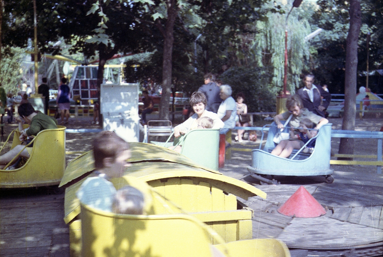 Hungary, Budapest XIV., Kis vidámpark., 1973, Karabélyos Péter, colorful, amusement park, Budapest, Fortepan #57496