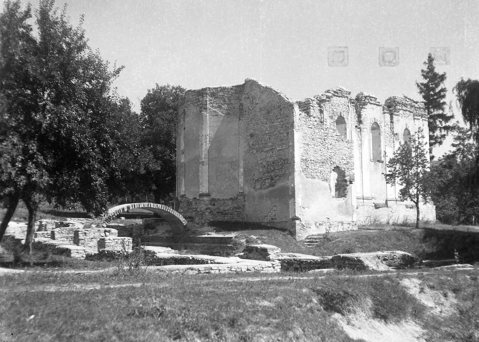 Magyarország, Veszprém, Veszprémvölgyi apácakolostor és Jezsuita templom romjai., 1942, Karabélyos Péter, Fortepan #57498