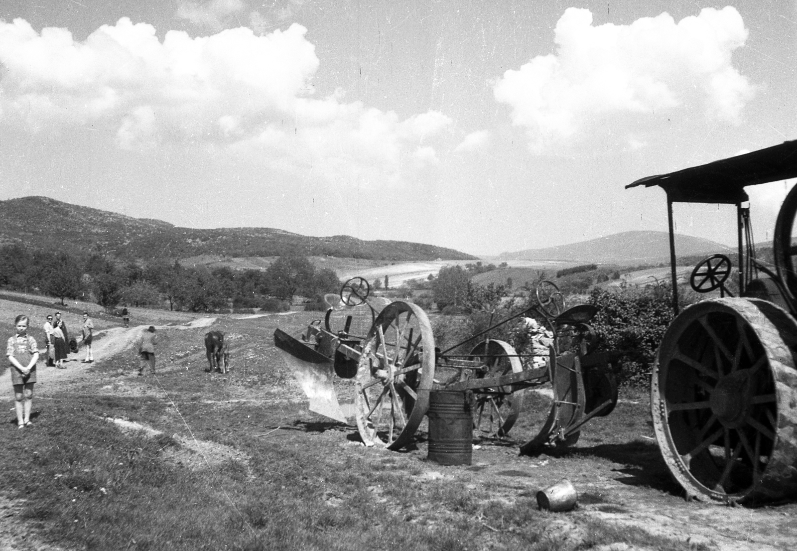 1951, Karabélyos Péter, village, horse, men, barrel, picture, Steam-engine, boy, woman, bucket, plow, traction engine, Fortepan #57499
