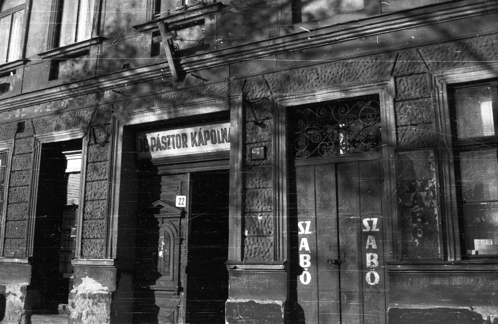 Hungary, Budapest VIII., Kálvária (Kulich Gyula) tér 22., balra a Jó Pásztor lelkészség utcáról nyíló irodája. A kapun keresztül, az udvar befedésével kialakított, kápolnához lehet bejutni., 1987, tm, sign-board, Budapest, Fortepan #5751